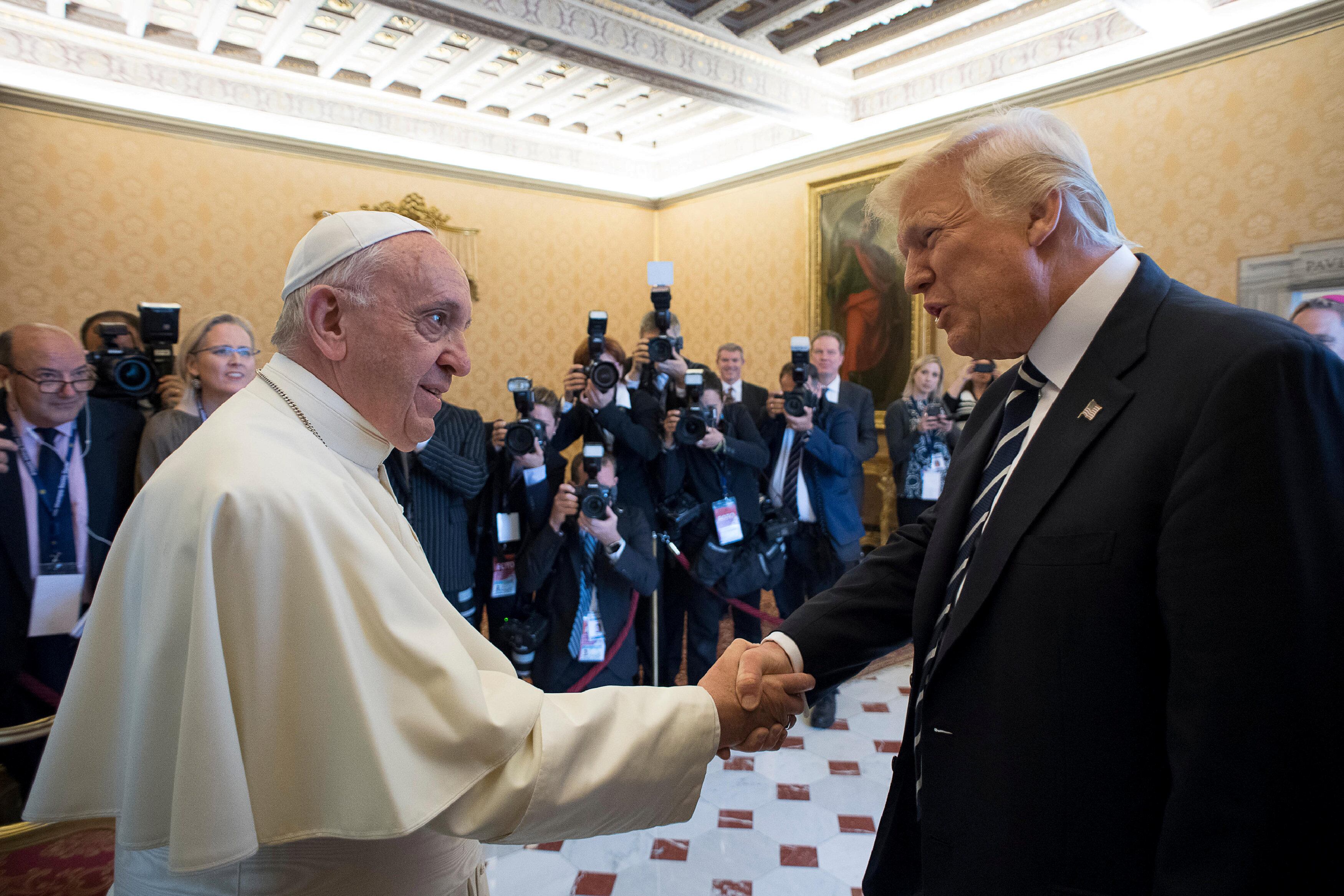 El Papa Francisco le da la mano al presidente estadounidense Donald Trump durante una audiencia privada en el Vaticano, el 24 de mayo de 2017. Osservatore Romano/Handout vía REUTERS
