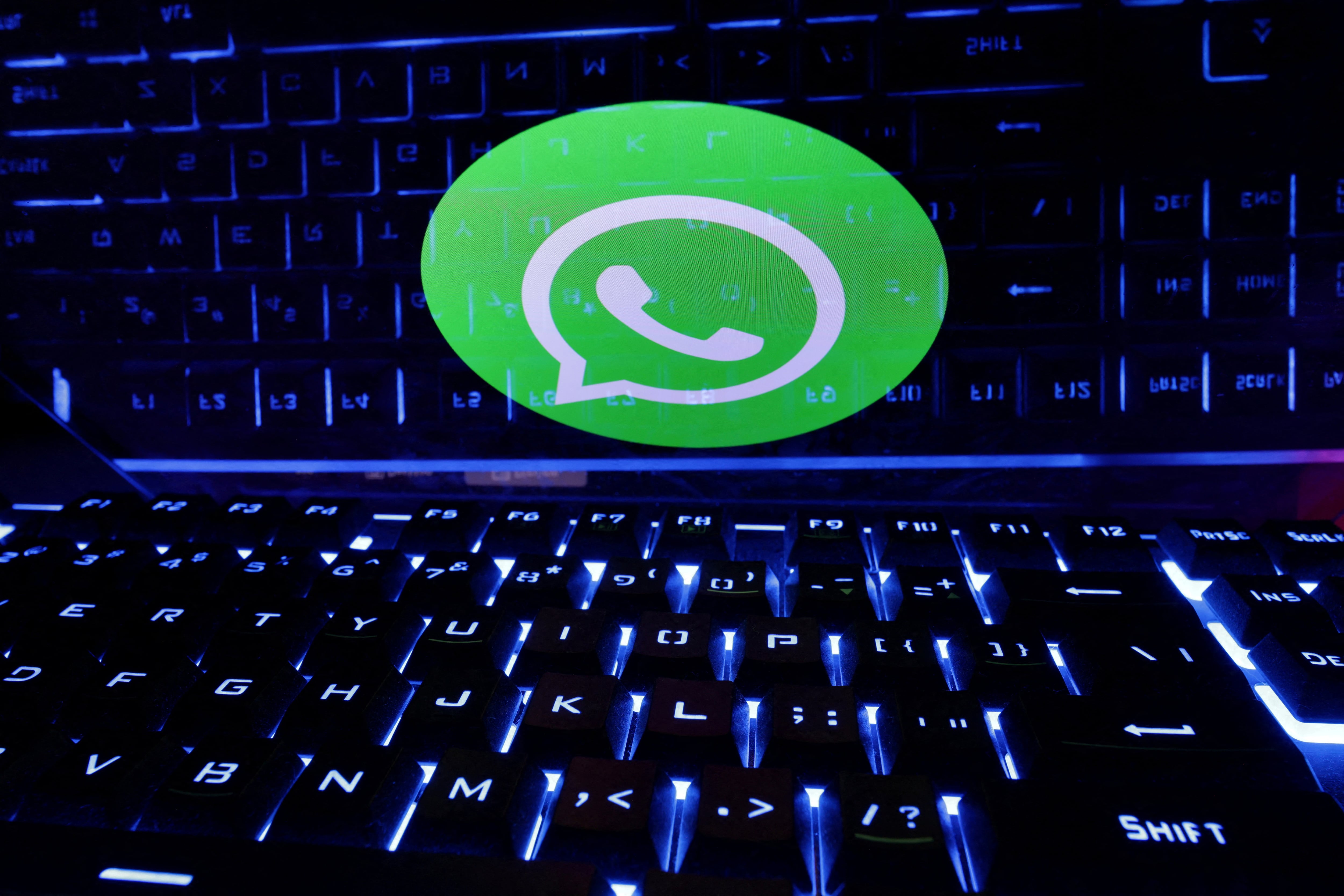 WhatsApp permite compartir pantalla con un solo botón y eso lo aprovechan los ciberdelincuentes para tomar información de los usuarios. (REUTERS/Dado Ruvic/Illustration/File Photo)