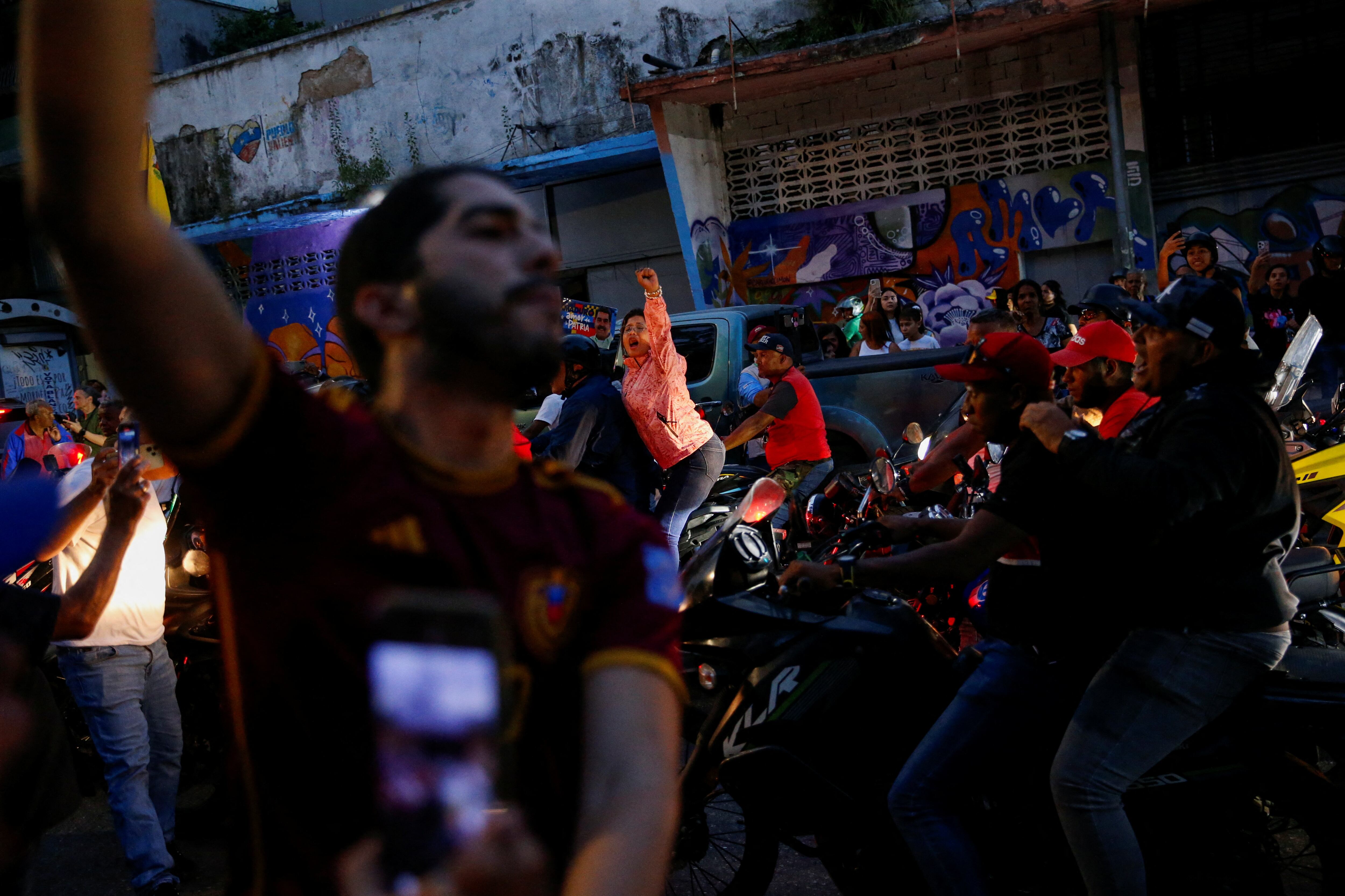 Un grupo de partidarios del presidente de Venezuela, Nicolás Maduro, en motocicletas gritan consignas afuera de un colegio electoral durante las elecciones presidenciales del país, en Caracas, Venezuela, el 28 de julio de 2024. REUTERS/Leonardo Fernández Viloria