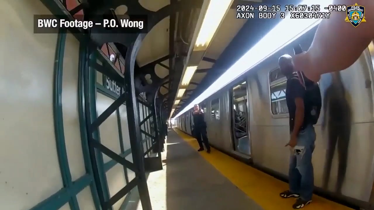 Un video de la cámara corporal de la policía de Nueva York muestra un tiroteo en el metro de Brooklyn