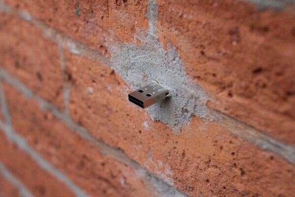 El proyecto de incrustar memorias en paredes de la calle inició en 2010. (Dead drops)