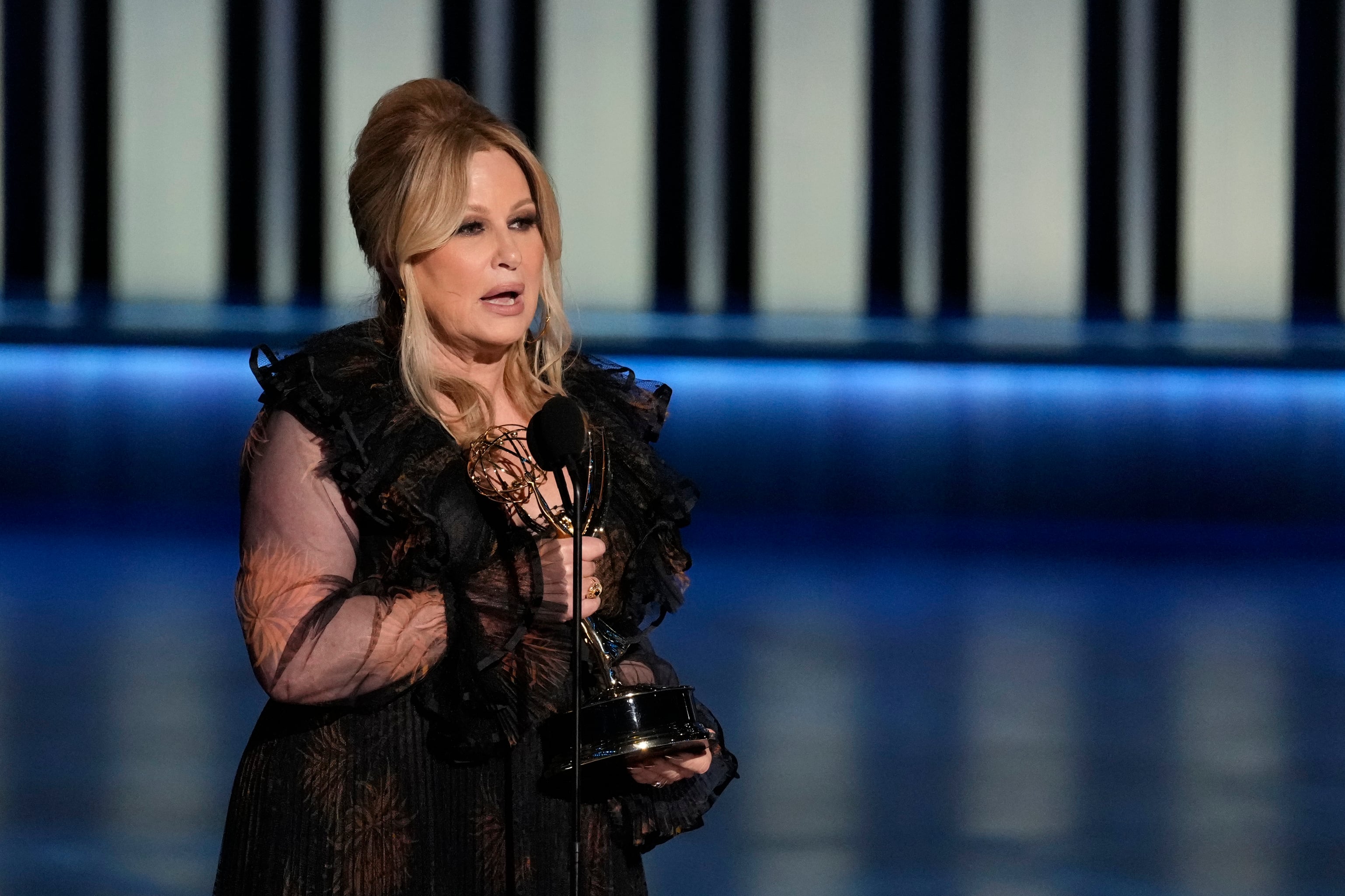 Durante los Premios Emmy 2023, Jennifer Coolidge sufrió una interrupción incómoda por parte de la madre del anfitrión Anthony Anderson (AP/Chris Pizzello)