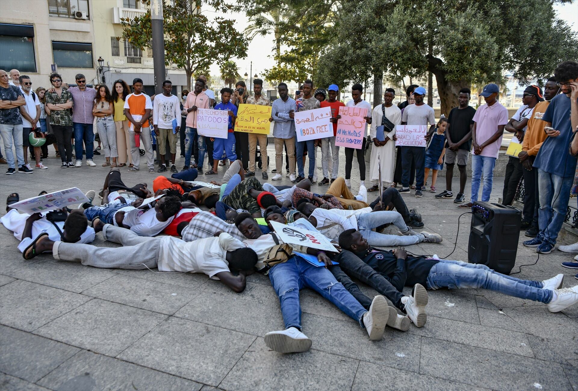 Varias personas durante una manifestación en Ceuta en julio de 2022 tras la tragedia ocurrida en Melilla. 
(Antonio Sempere / Europa Press)