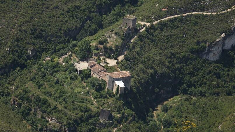 Vista aérea del castillo de Mediona (penedes turisme)