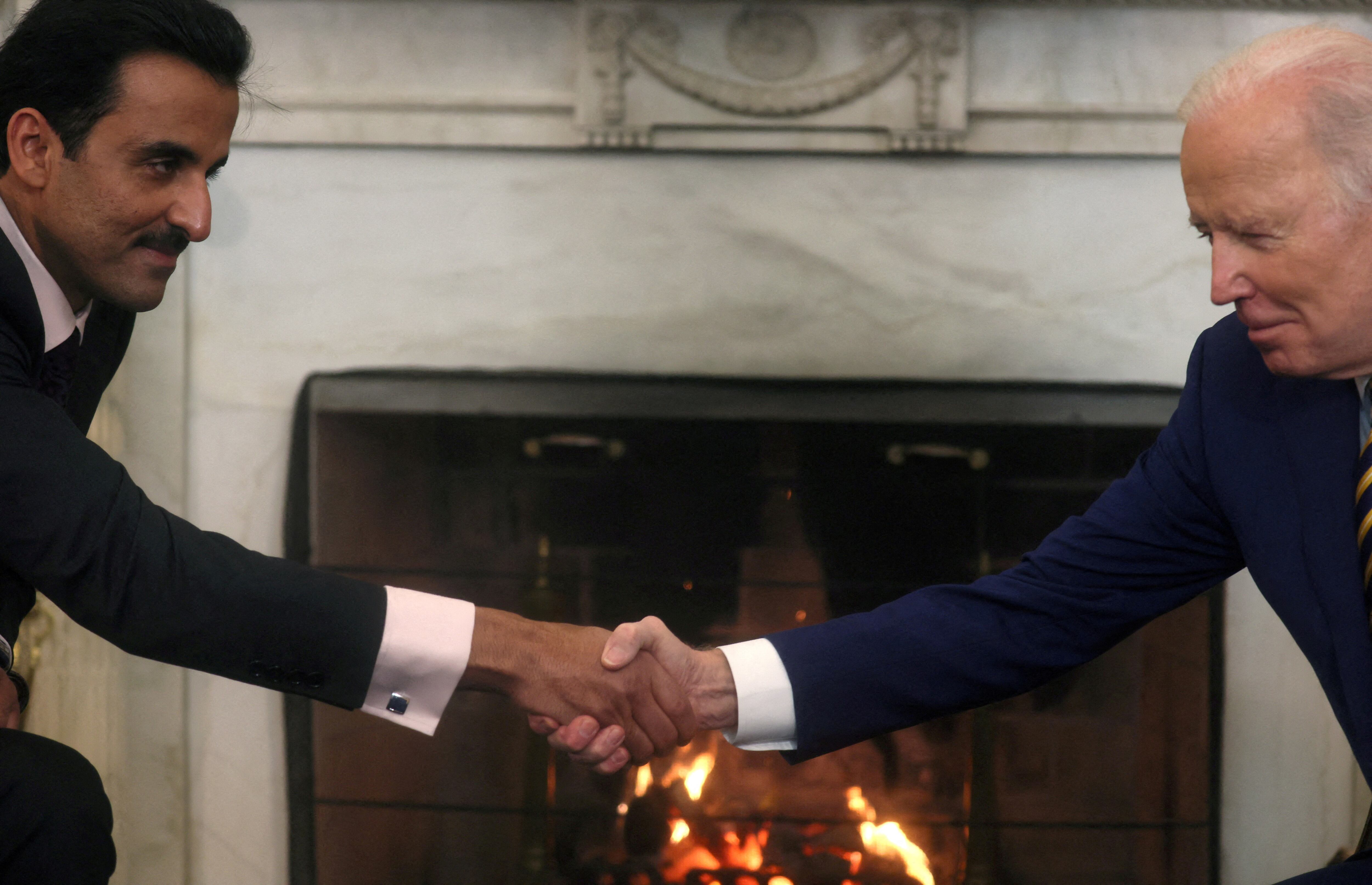 El presidente Joseph Biden saluda al emir Tamim bin Hamad al-Thani durante un encuentro en la Casa Blanca