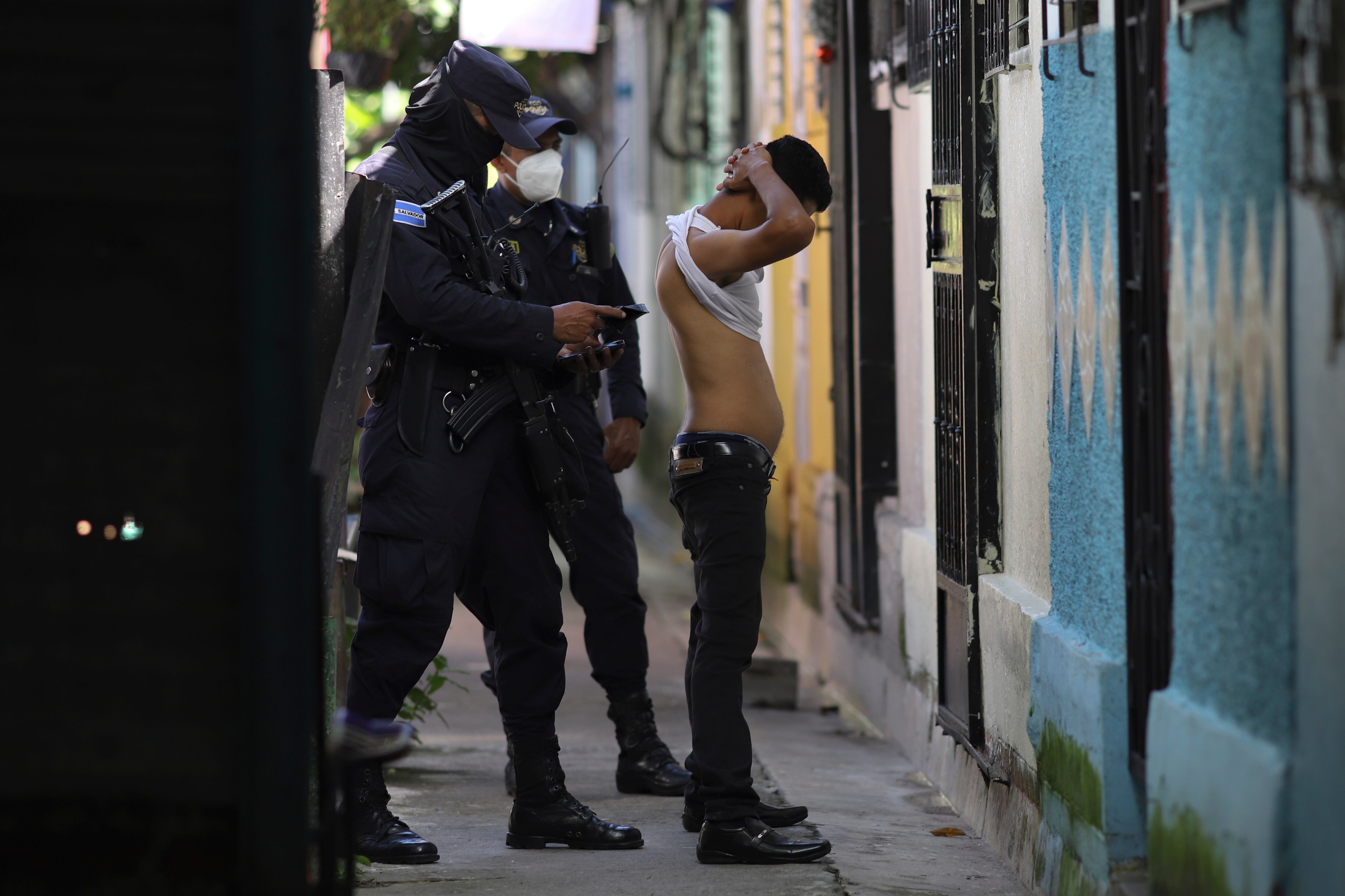 Según HRW, muchos niños han sido doblemente victimizados  (AP Foto/Salvador Melendez, archivo)