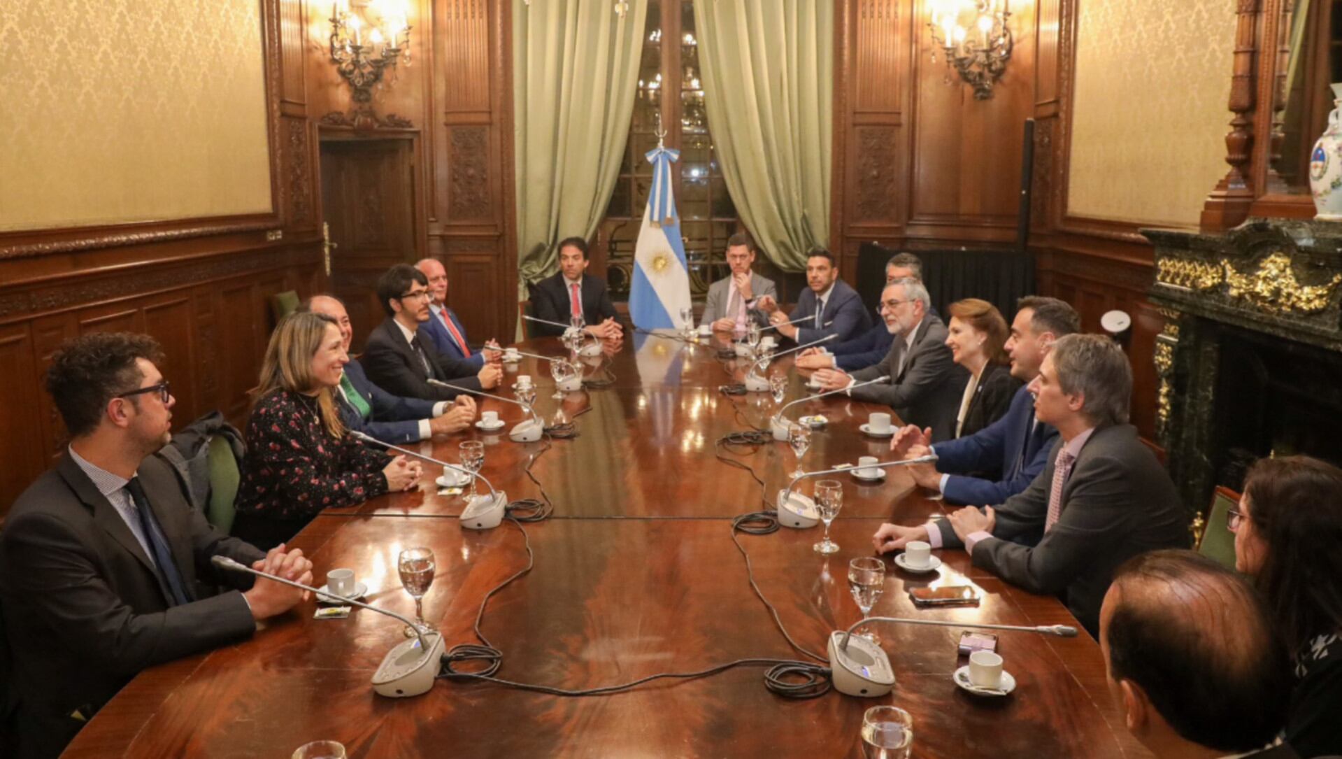 La Canciller Diana Mondino agradeció a los funcionarios argentinos que debieron abandonar Venezuela (Red X del Ministerio de Relaciones Exteriores)