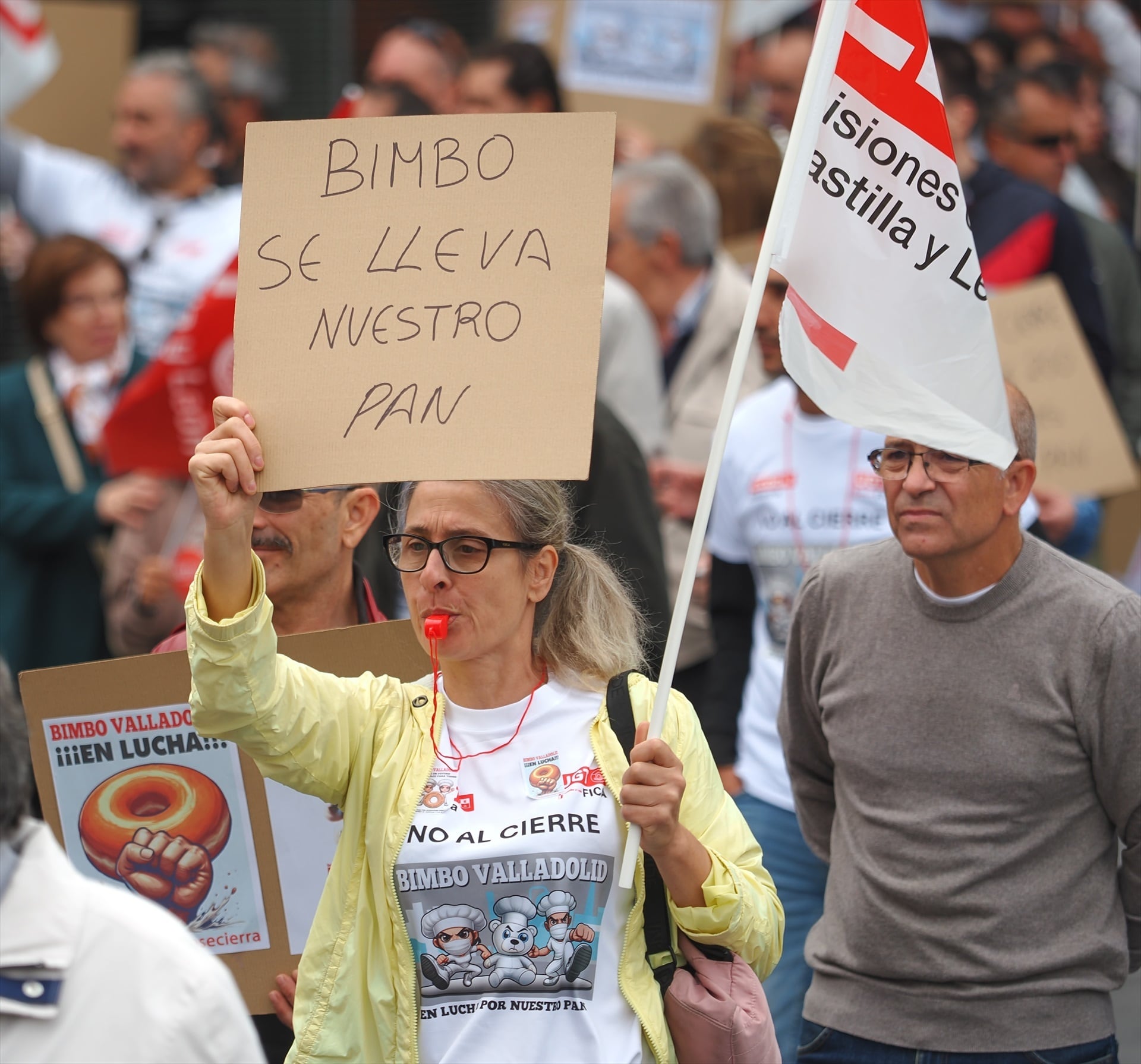 Una mujer sujeta un cartel de protesta durante una manifestación en defensa de la fábrica de Bimbo, a 5 de octubre de 2024, en Valladolid, Castilla y León (España). (Photogenic/Claudia Alba / Europa Press)