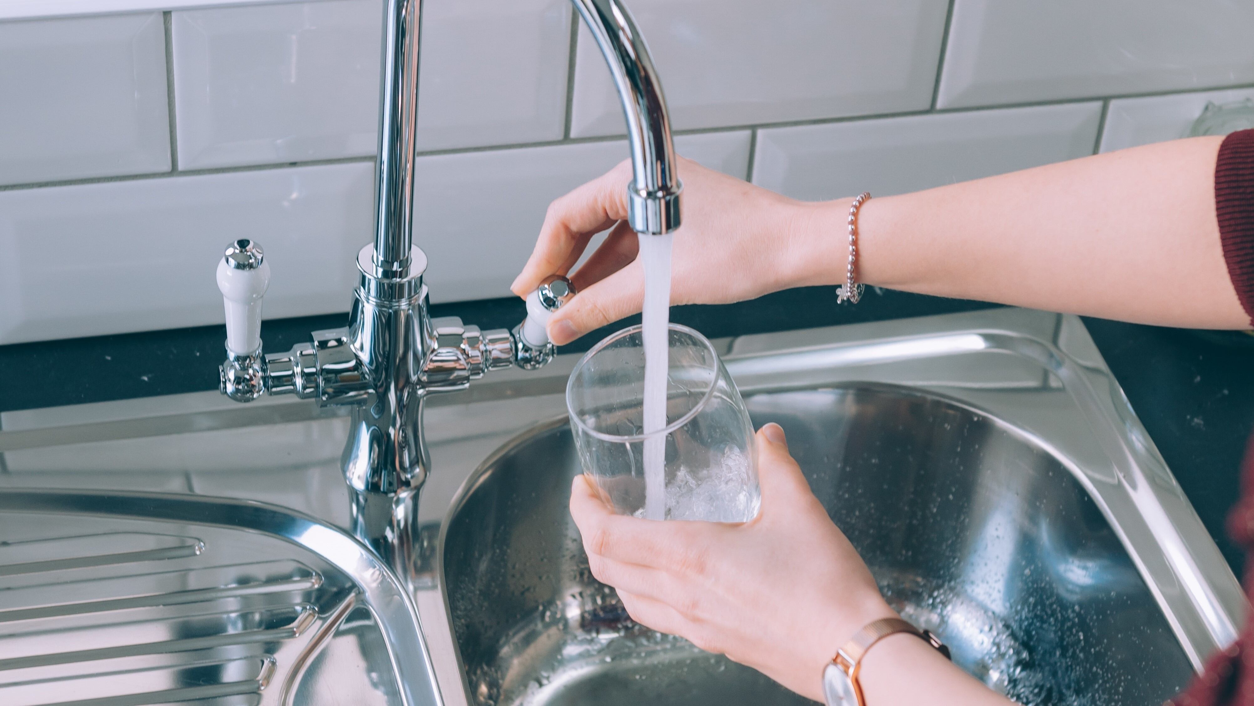 Revelan barrios a los que les cobrarían más cara el agua por alto consumo: conozca cuáles son