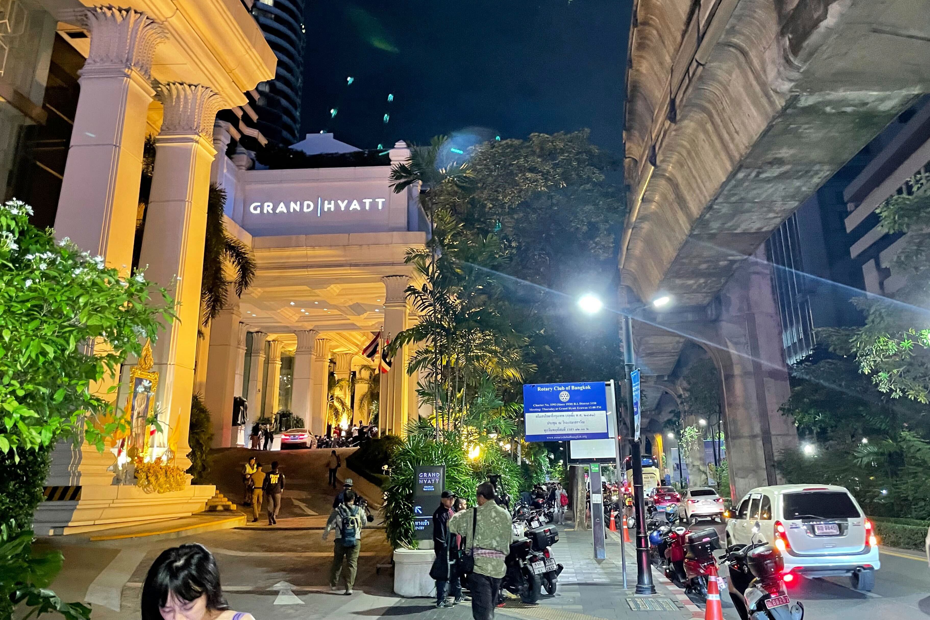 Personas caminan afuera del hotel donde varias personas fueron halladas muertas en Bangkok, Tailandia, el 16 de julio del 2024. (Foto AP /Napat Kongsawad)