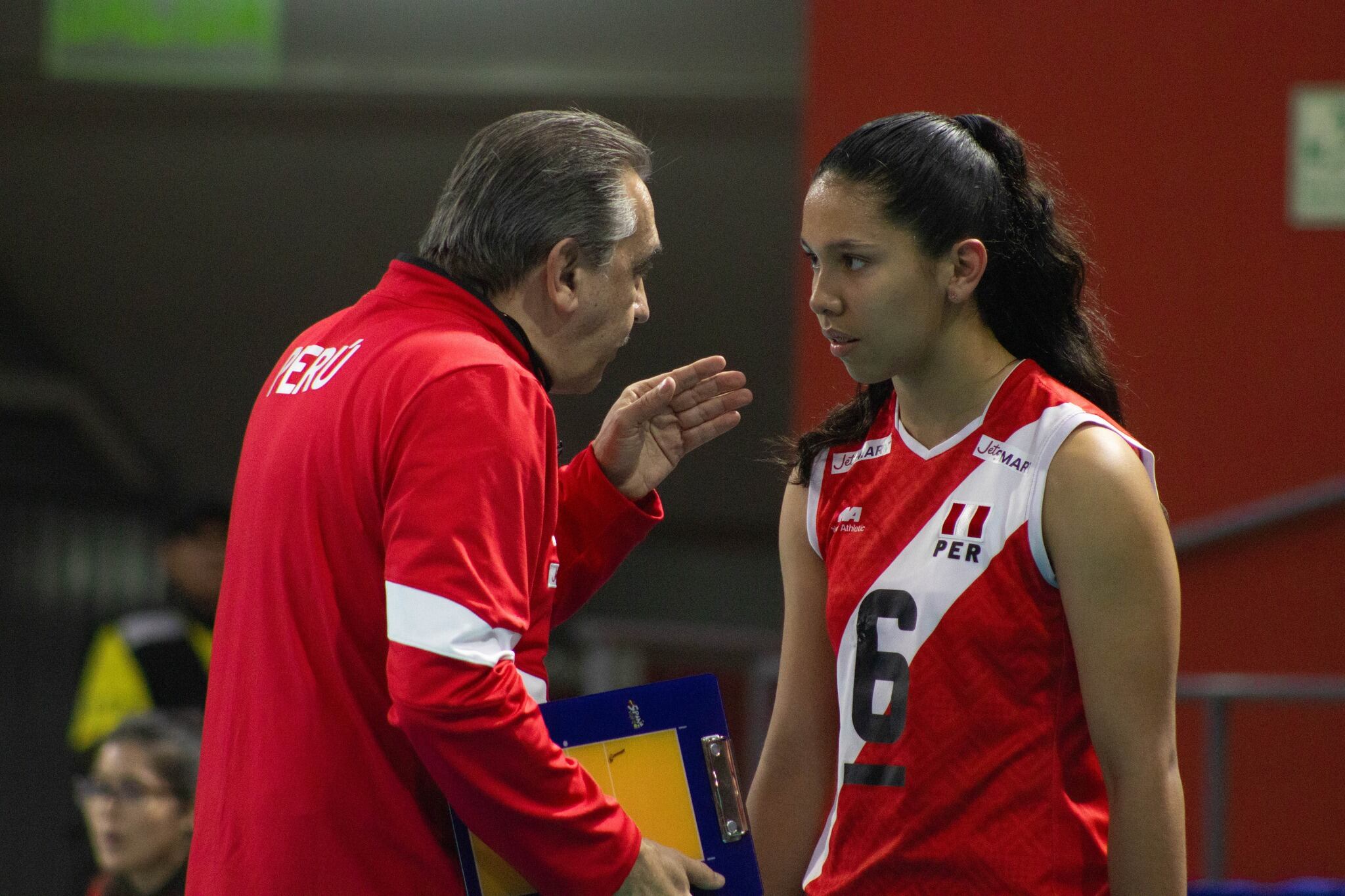 Antonio Rizola y la capitana de Perú, Ariana Vásquez.