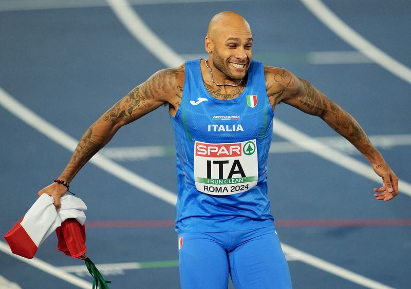 El italiano Lamont Marcell Jacobs celebra su victoria en la final masculina de relevos 4x100 REUTERS/Aleksandra Szmigiel