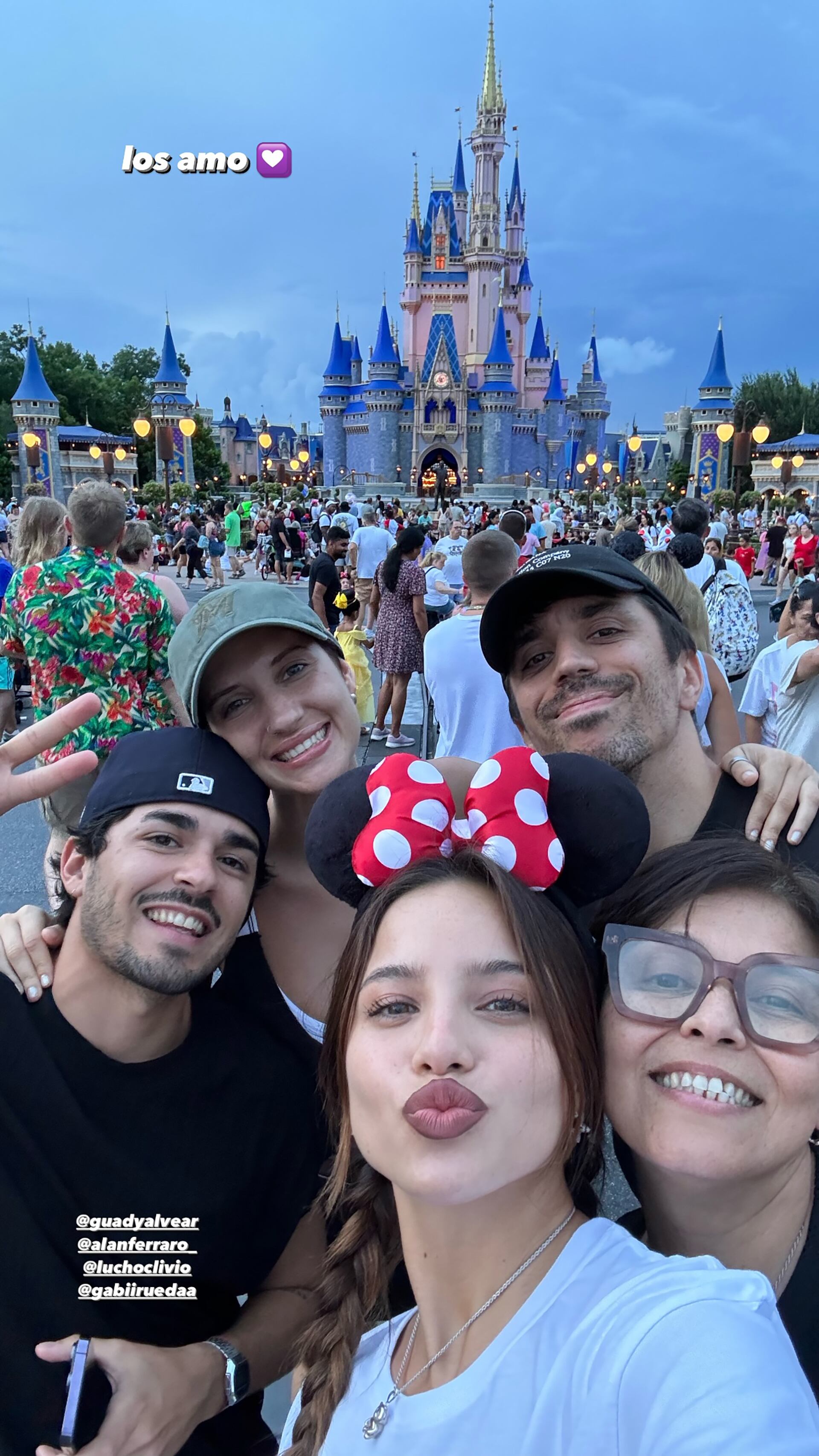 Las divertidas vacaciones de Emilia Mernes y Duki: "Modo Disney activado"