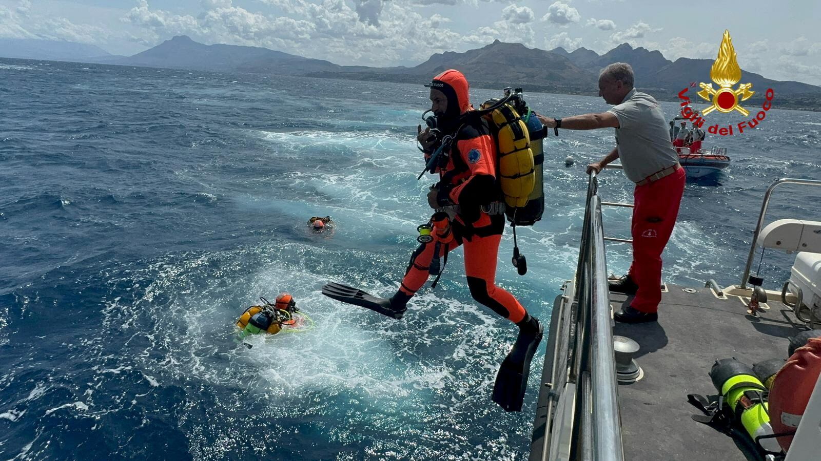 Los buzos operan en el mar para buscar a los desaparecidos, entre ellos el empresario británico Mike Lynch (Vigili del Fuoco/REUTERS)
