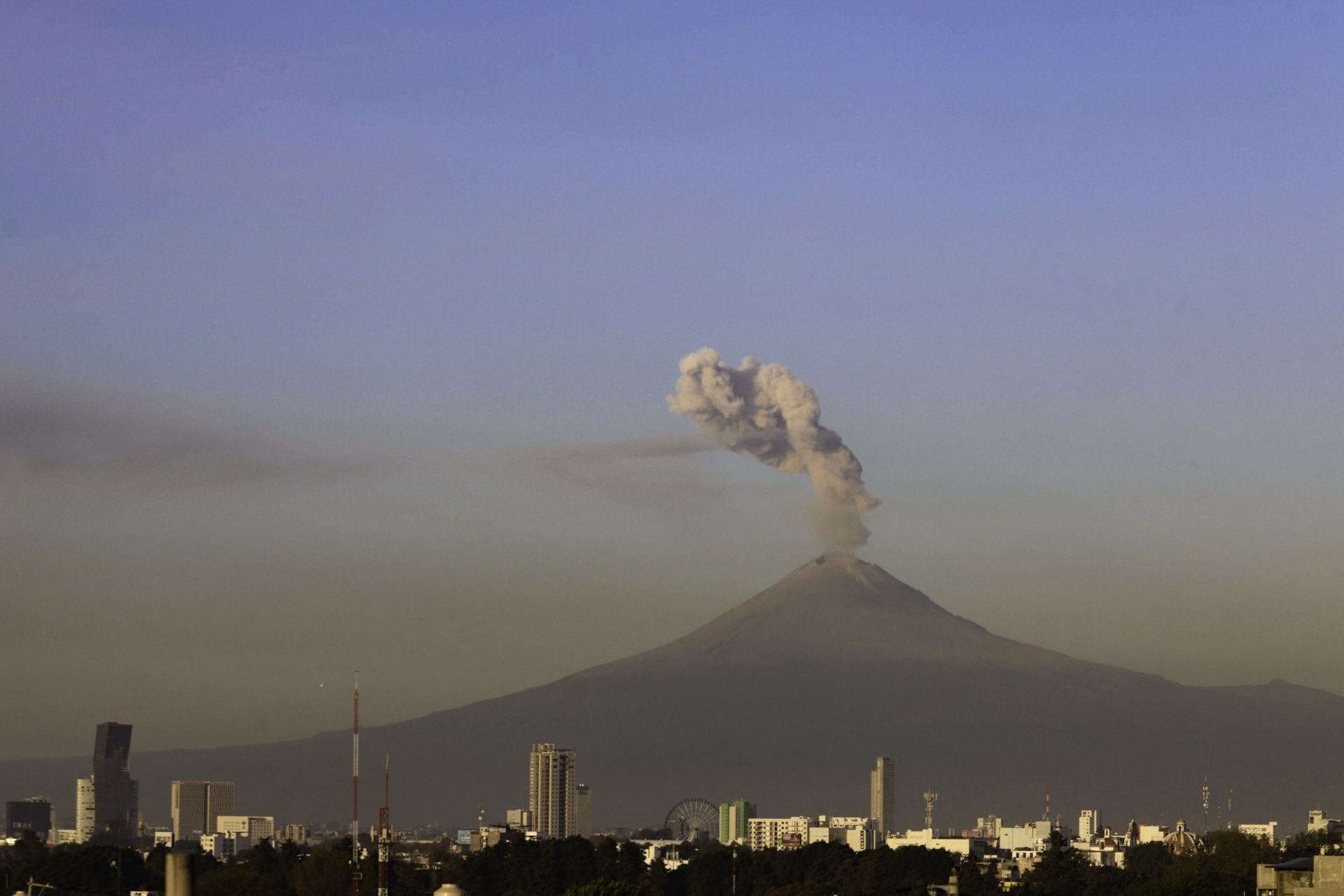 Autoridades piden no acercarse a menos de 12 km del volcán. (Cuartoscuro)