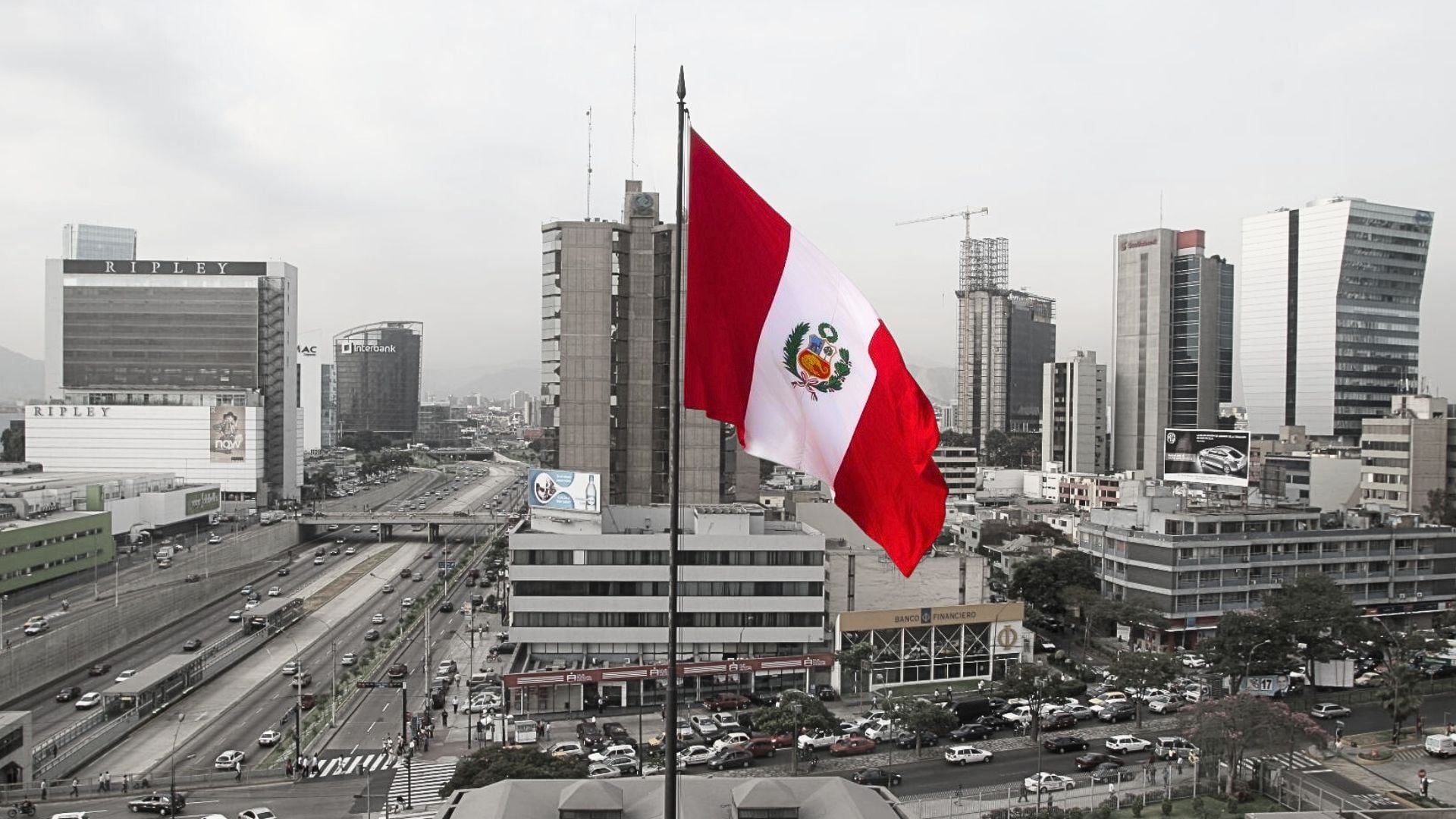 Bandera del Perú en rojo, en fondo gris