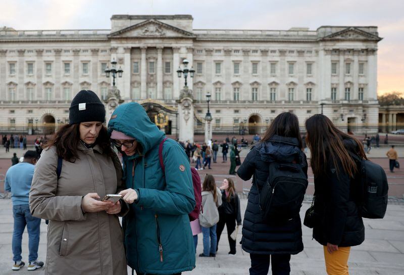 Londres ofrece una variedad de experiencias como visitar el Palacio de Buckingham y los Estudios de Harry Potter - crédito Hollie Adamas/REUTERS