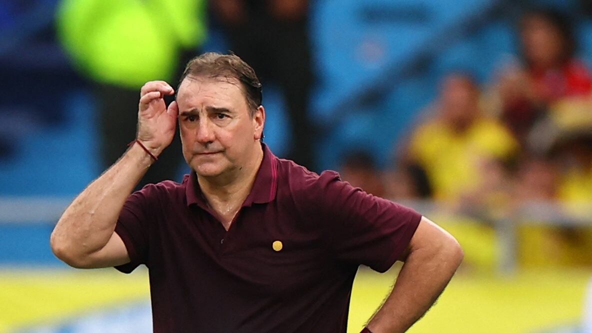 Soccer Football - World Cup - South American Qualifiers - Colombia v Argentina - Estadio Metropolitano, Barranquilla, Colombia - September 10, 2024 Colombia coach Nestor Lorenzo during the match REUTERS/Luisa Gonzalez