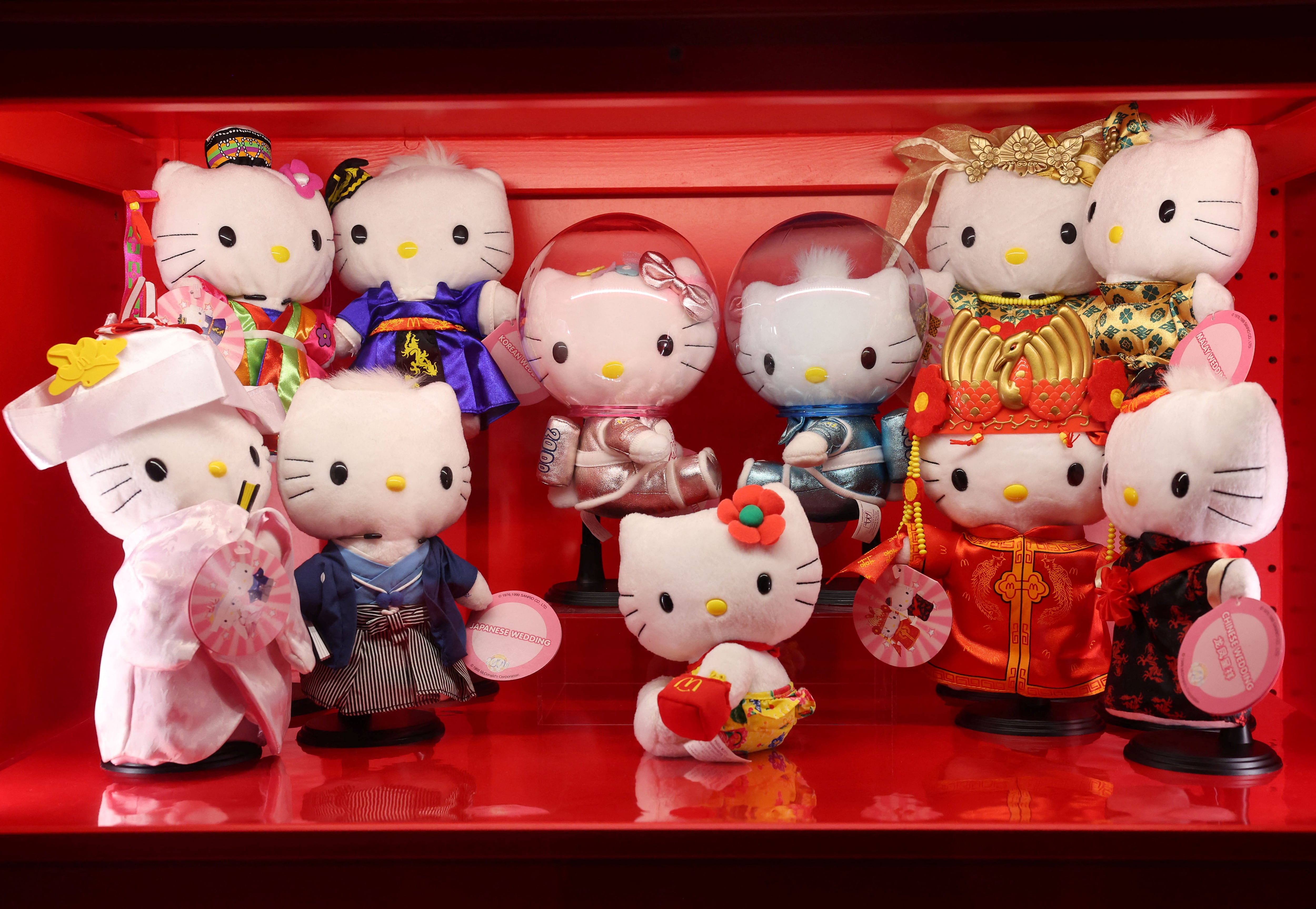 Los valores de amistad e inclusión de Hello Kitty han resonado con personas de diversas culturas y edades (REUTERS)