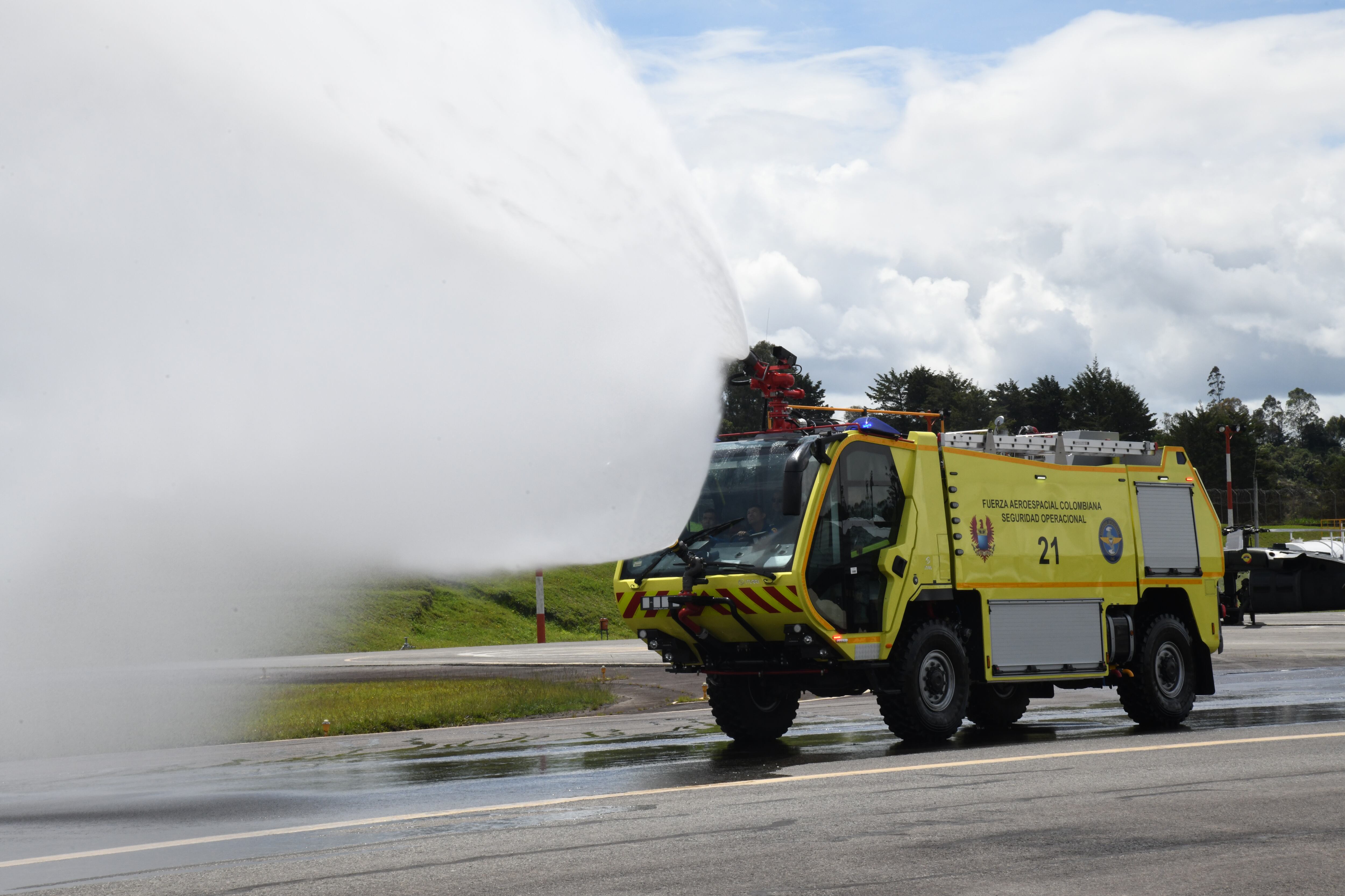 Los bomberos del CACOM 5 son entrenados para manejar un nuevo vehículo de extinción de incendios, aumentando la seguridad en el aeropuerto José María Córdoba - crédito Fuerza Aérea Colombiana