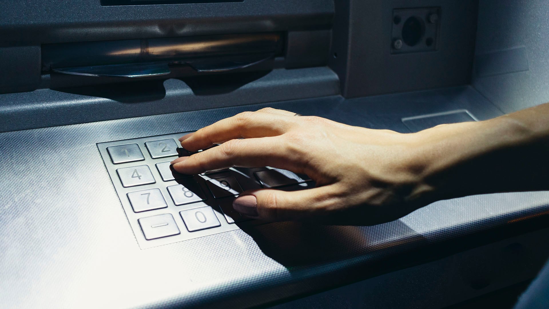 El peligro de esta modalidad es que los ciberdelincuentes solo necesitan una simple acción para robar el cajero. (Foto: Getty Images)