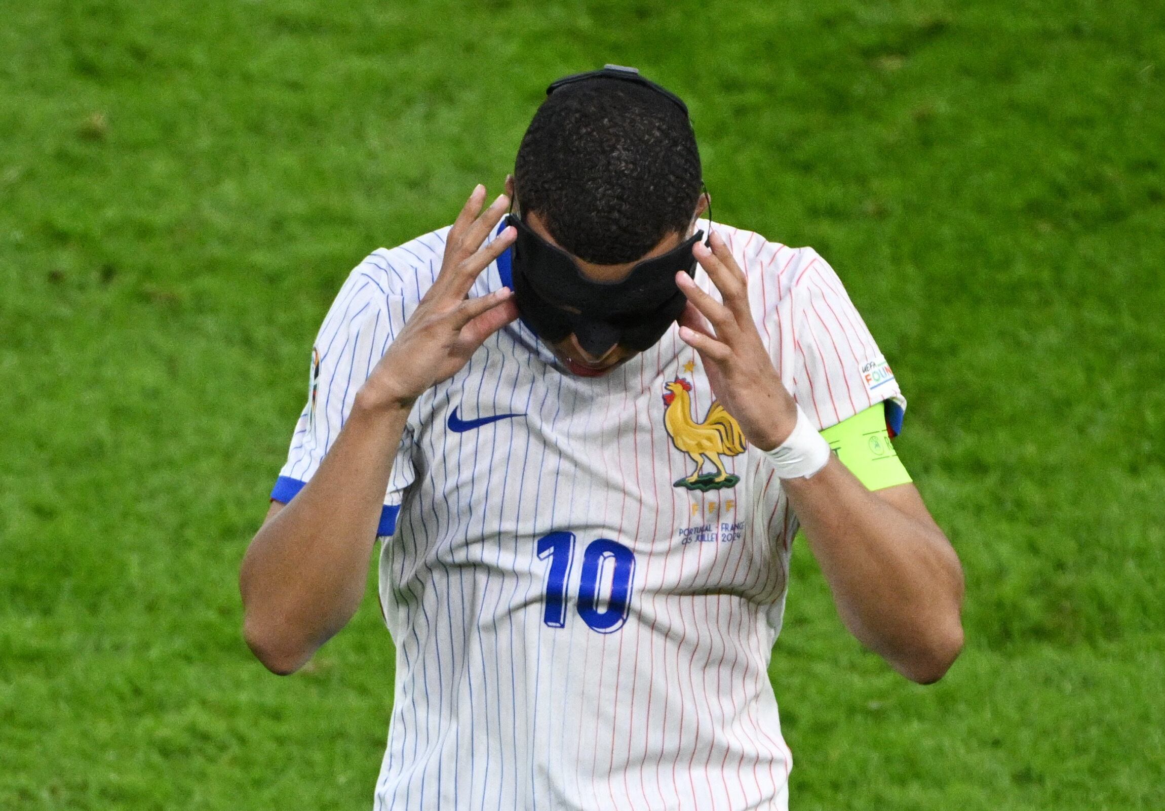 Mbappé se mostró incómodo con las máscaras durante la Eurocopa (Reuters)