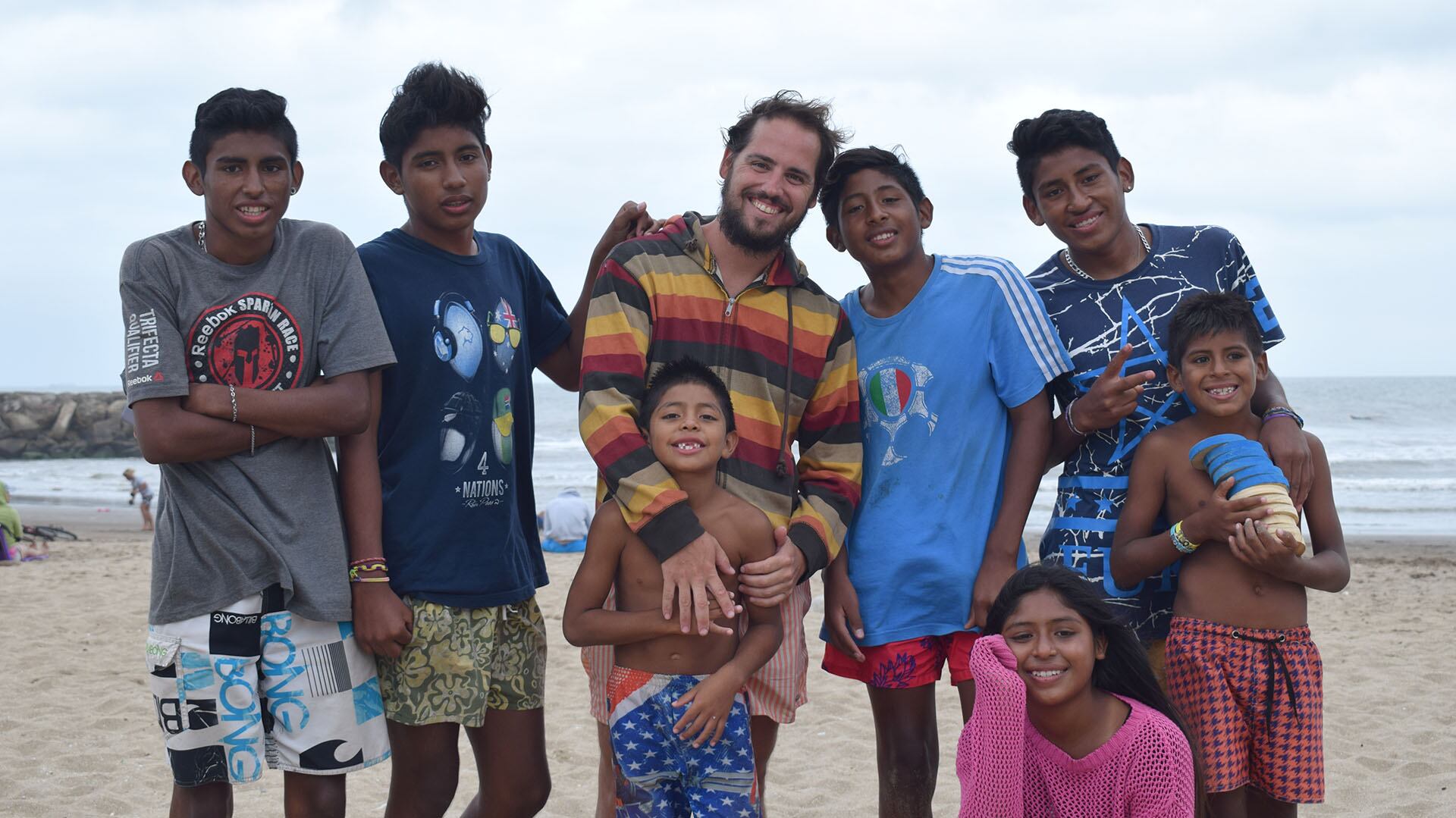 Los hermanos Gerez de vacaciones en Mar del Plata. "Soy el tutor legal, pero les brindo mi vida entera para que estén juntos y no les falte nada. Que puedan soñar, estudiar, trabajar y salir adelante", dice Diego