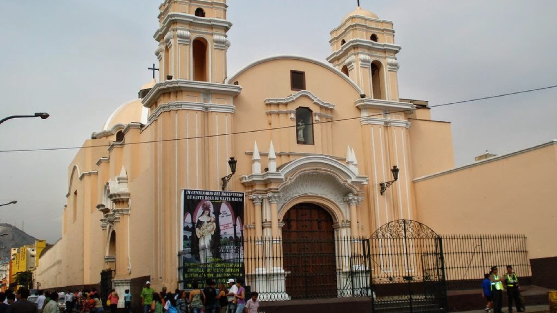 Un espacio histórico en el centro de Lima que conserva la habitación donde la santa vivió sus últimos días, permitiendo a los visitantes sumergirse en la intensidad espiritual de sus últimos momentos. (Arquitectura virreinal)