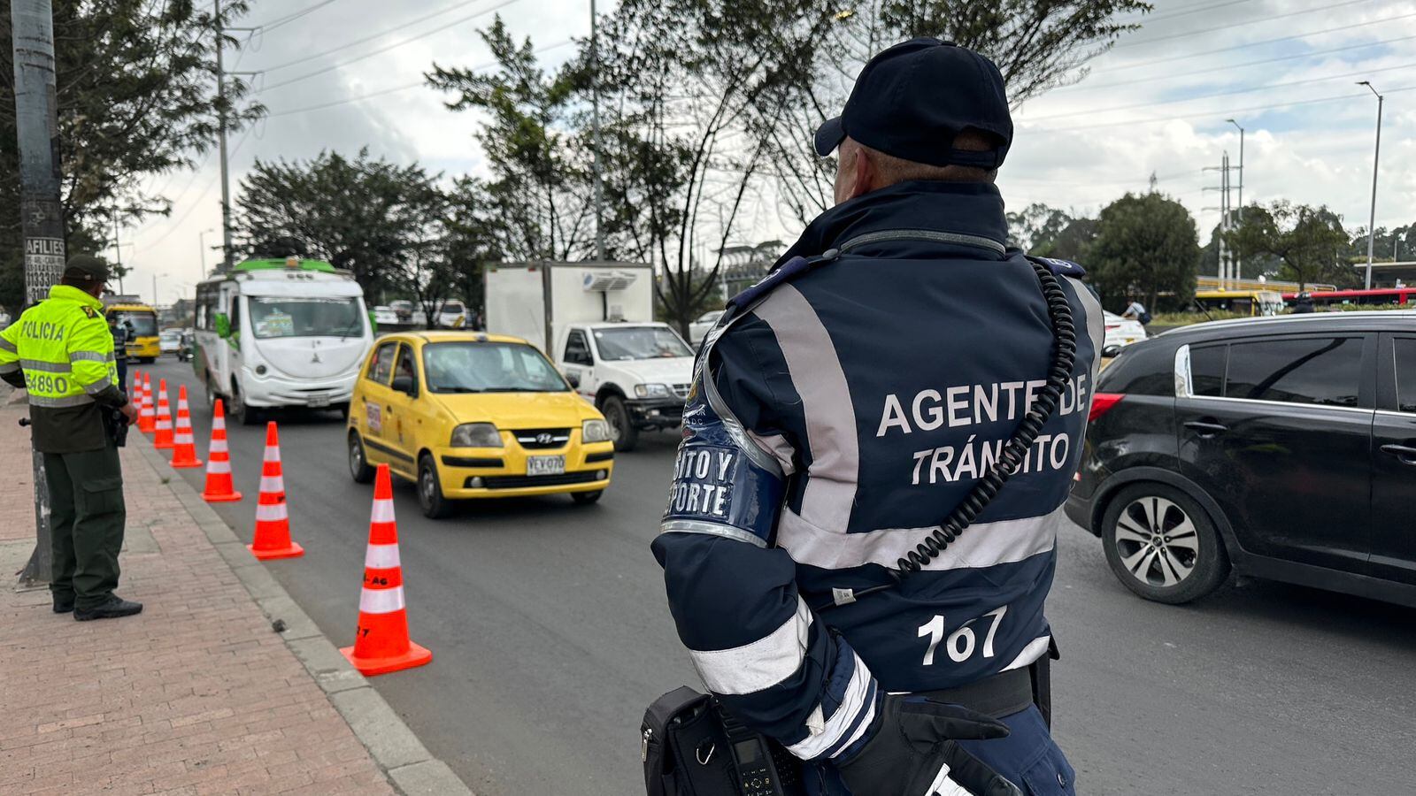 Personal del sector movilidad  en labores de control - crédito @BogotaTransito / X