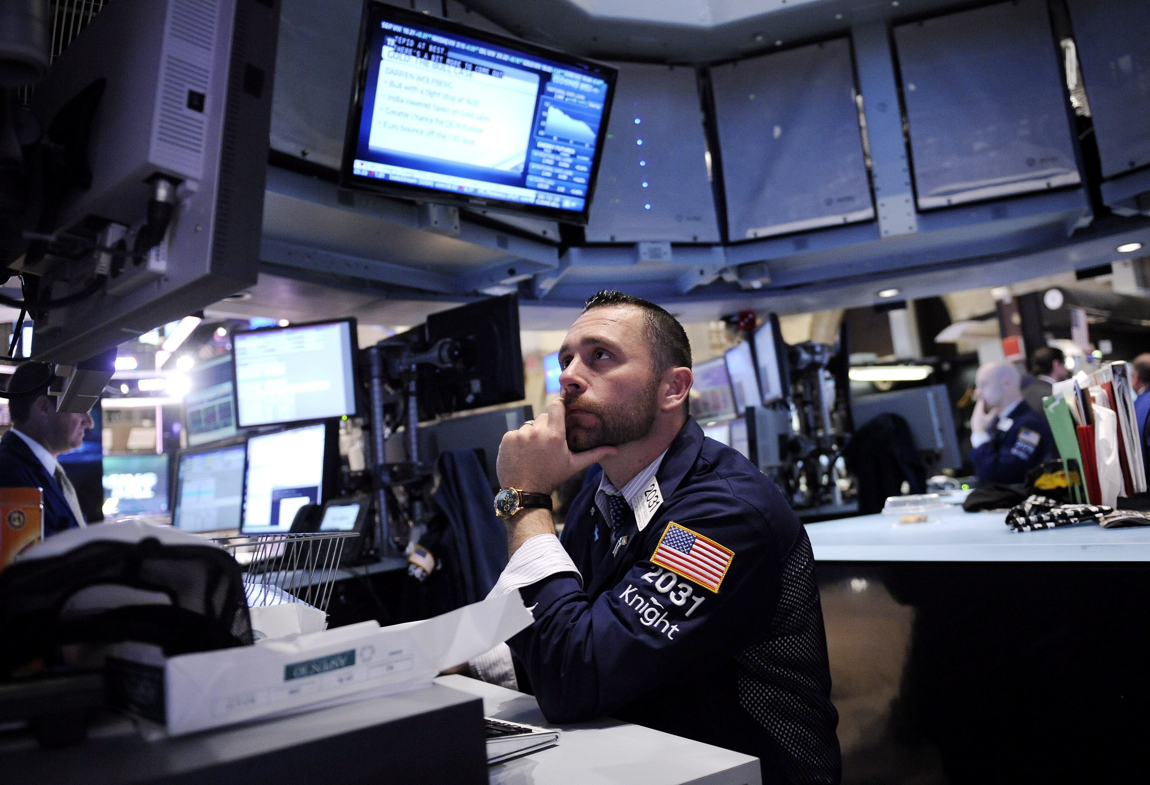 Corredores de bolsa trabajan en el mercado de Wall Street en Nueva York. EFE/JUSTIN LANE
