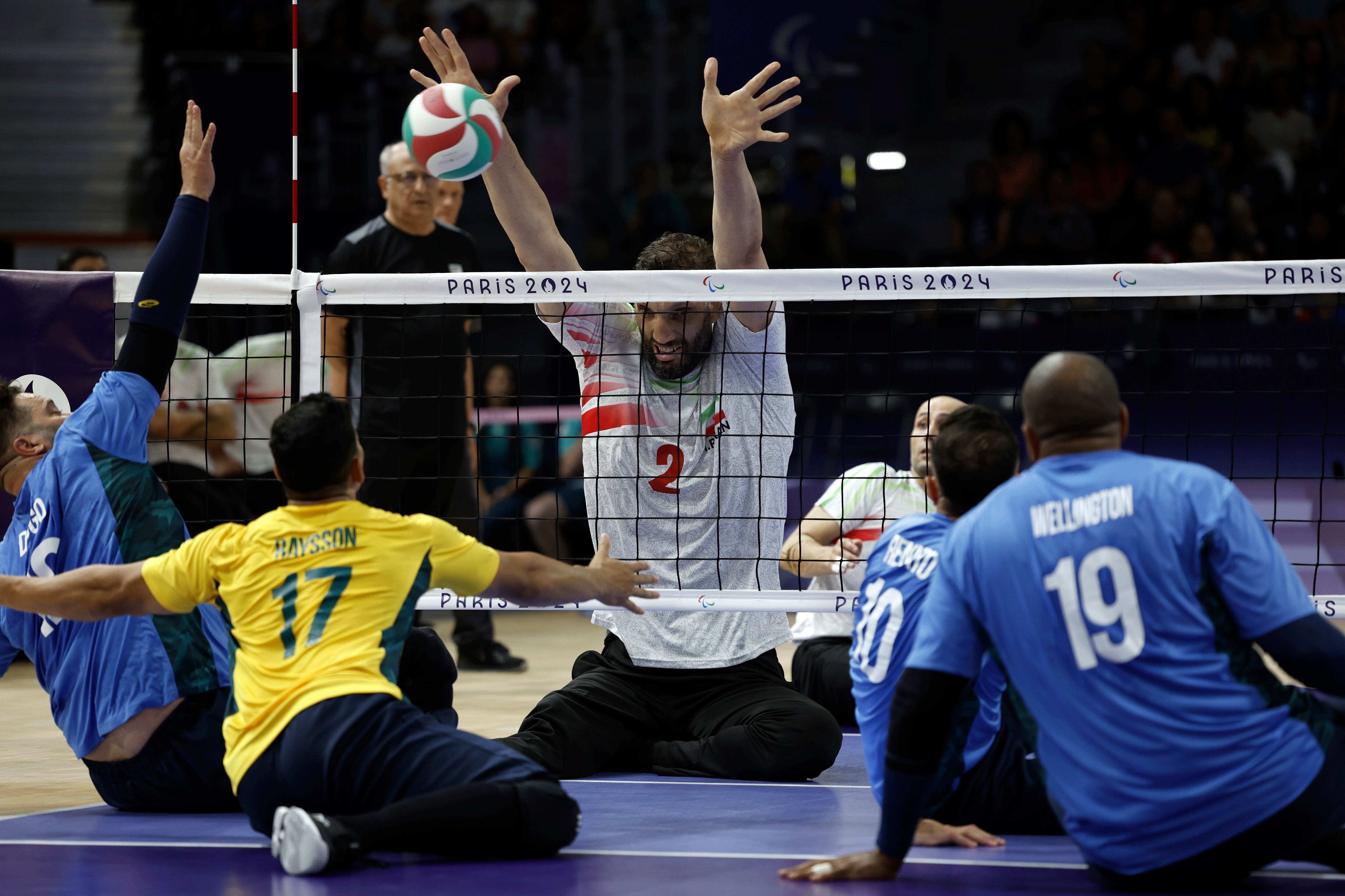 Representa a Irán en el equipo de voleibol sentado en los Juegos Paralímpicos de París. (AP/Avni Trivedi)