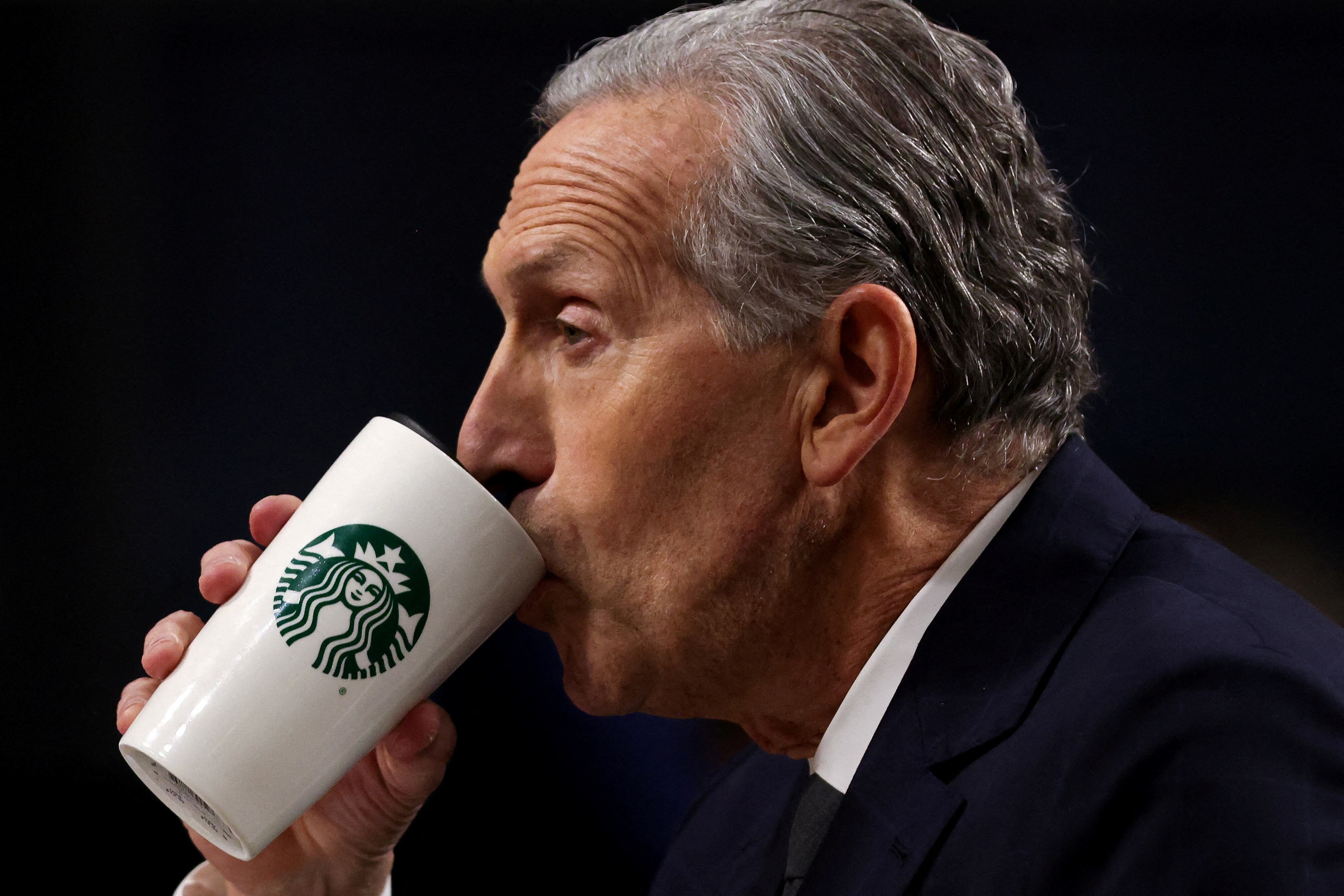 Howard Schultz fue 3 veces y durante 14 años CEO de Starbucks y es hoy su "presidente emérito"
REUTERS/Julia Nikhinson