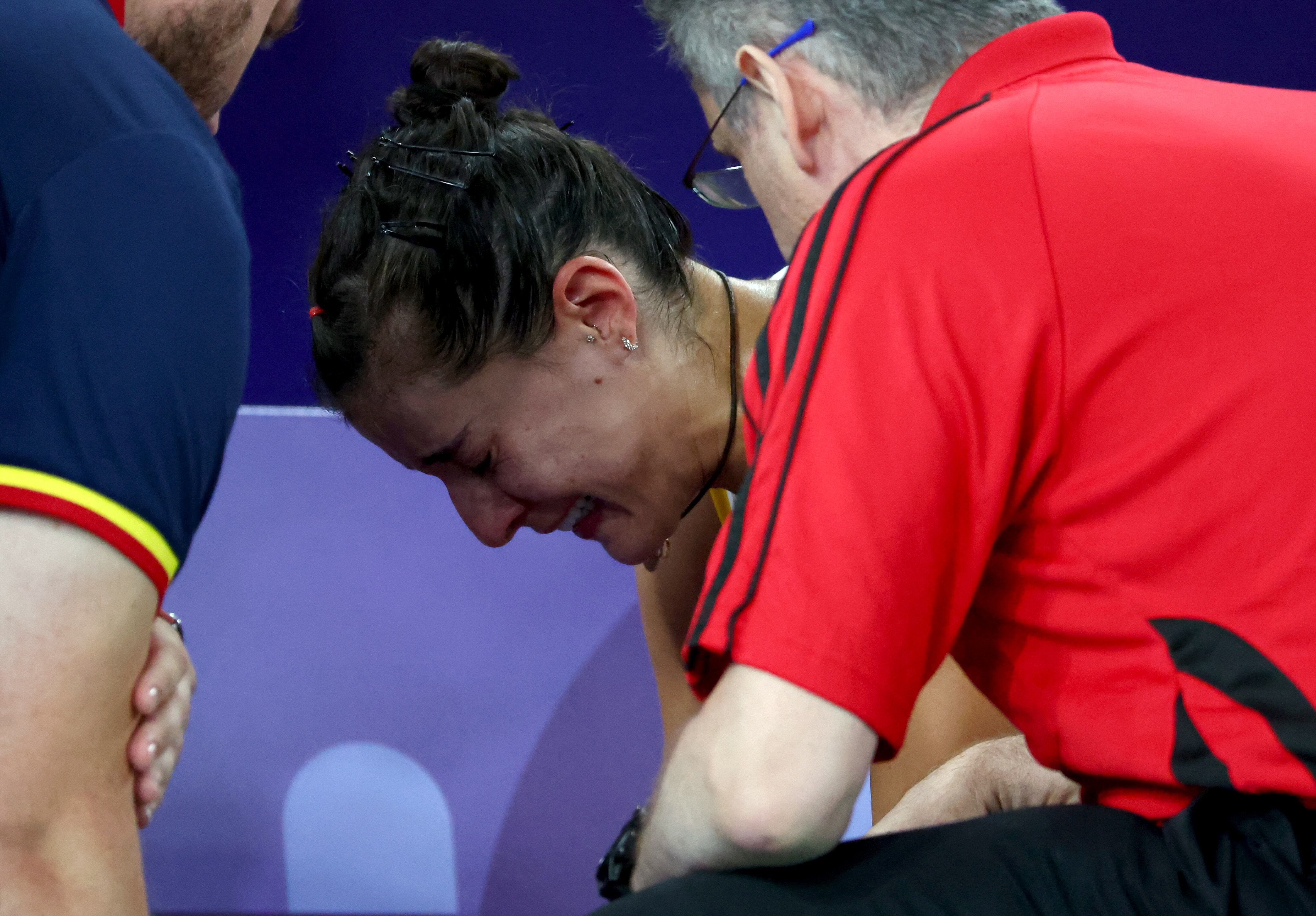 Las lágrimas de Carolina Marin tras su lesión (EFE/EPA/DIVYAKANT SOLANKI)
