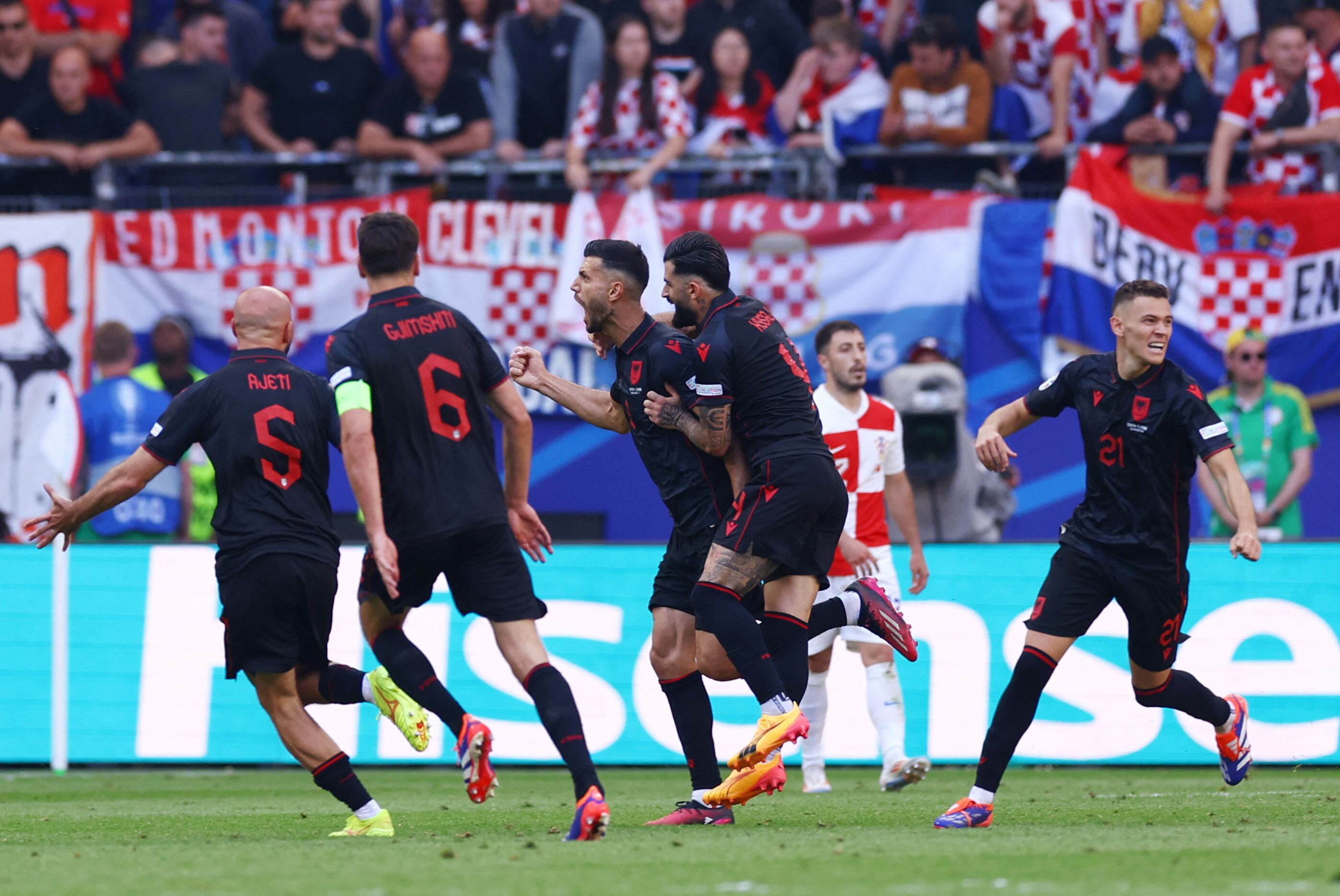 Klaus Gjasula celebra el gol del empate de Albania ante Croacia en el Grupo B de la Eurocopa (REUTERS/Lisi Niesner)