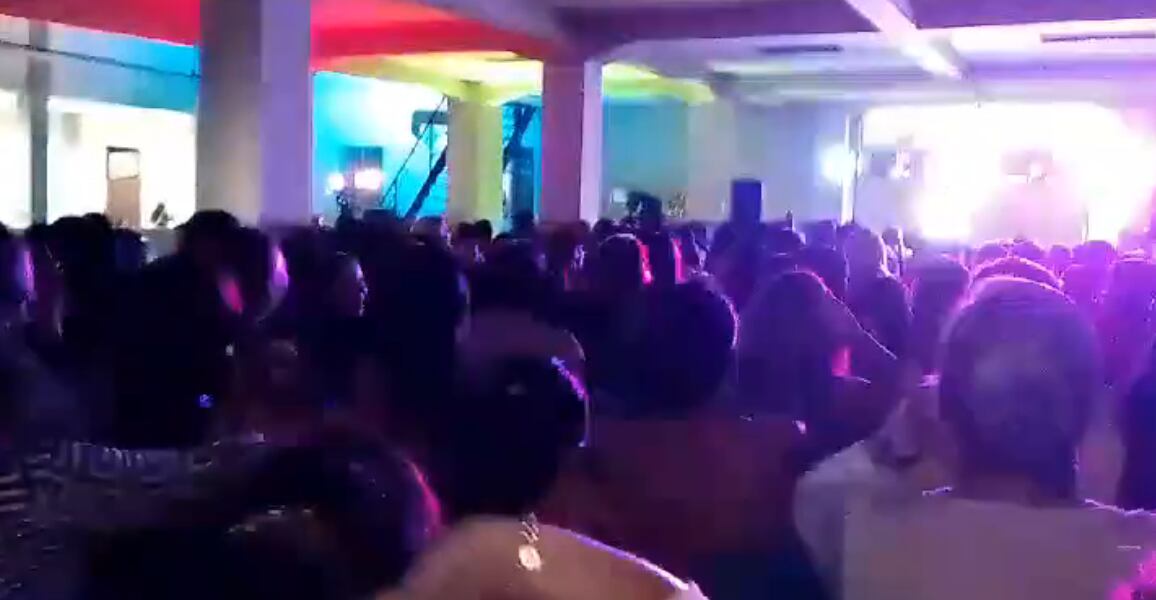 Sancionarán a funcionarios por hacer una fiesta con bailarinas en un colegio de Guayaquil