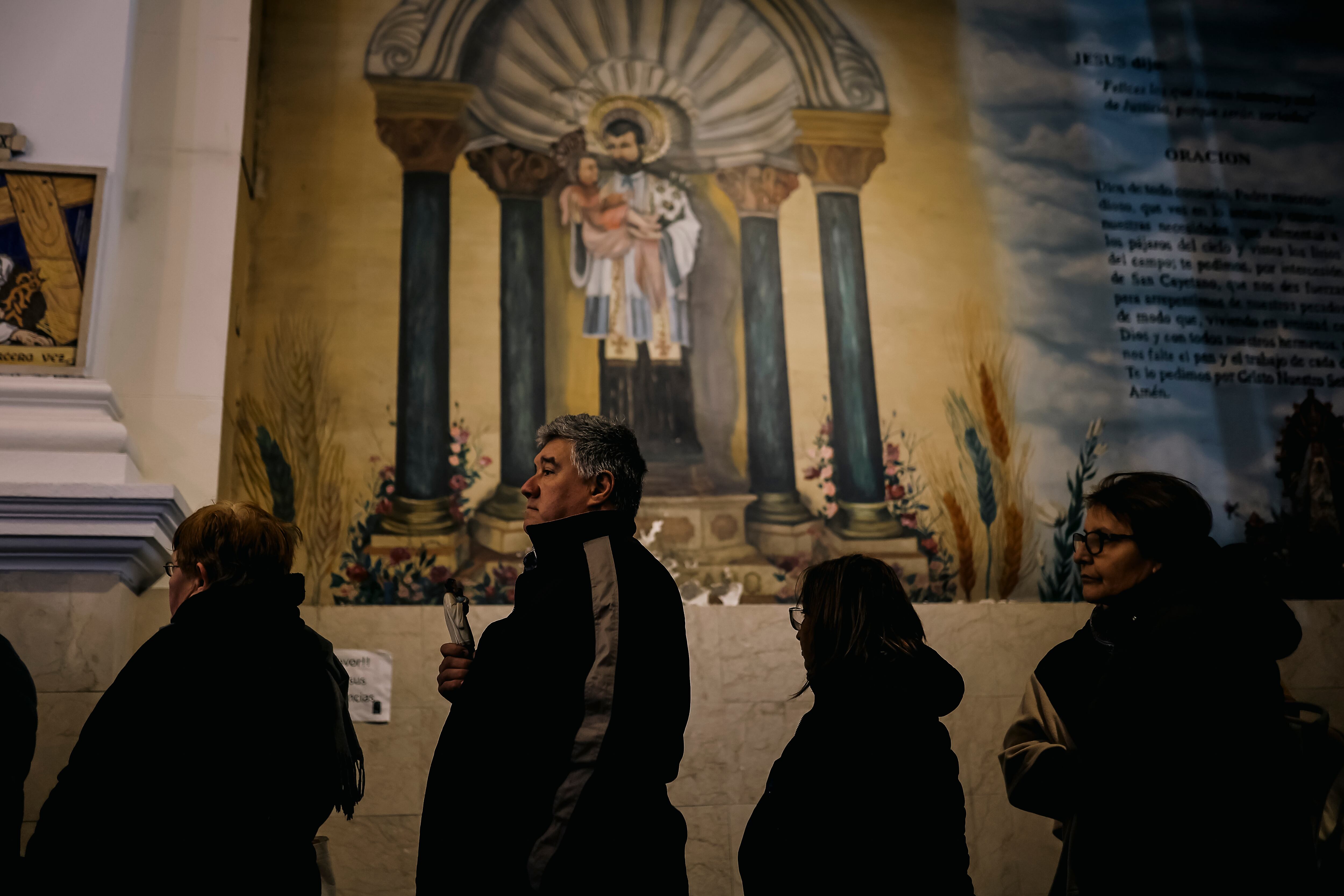 Creyentes que acuden a la Iglesia de San Cayetano, patrono del trabajo, en Buenos Aires (Argentina). EFE/ Juan Ignacio Roncoroni
