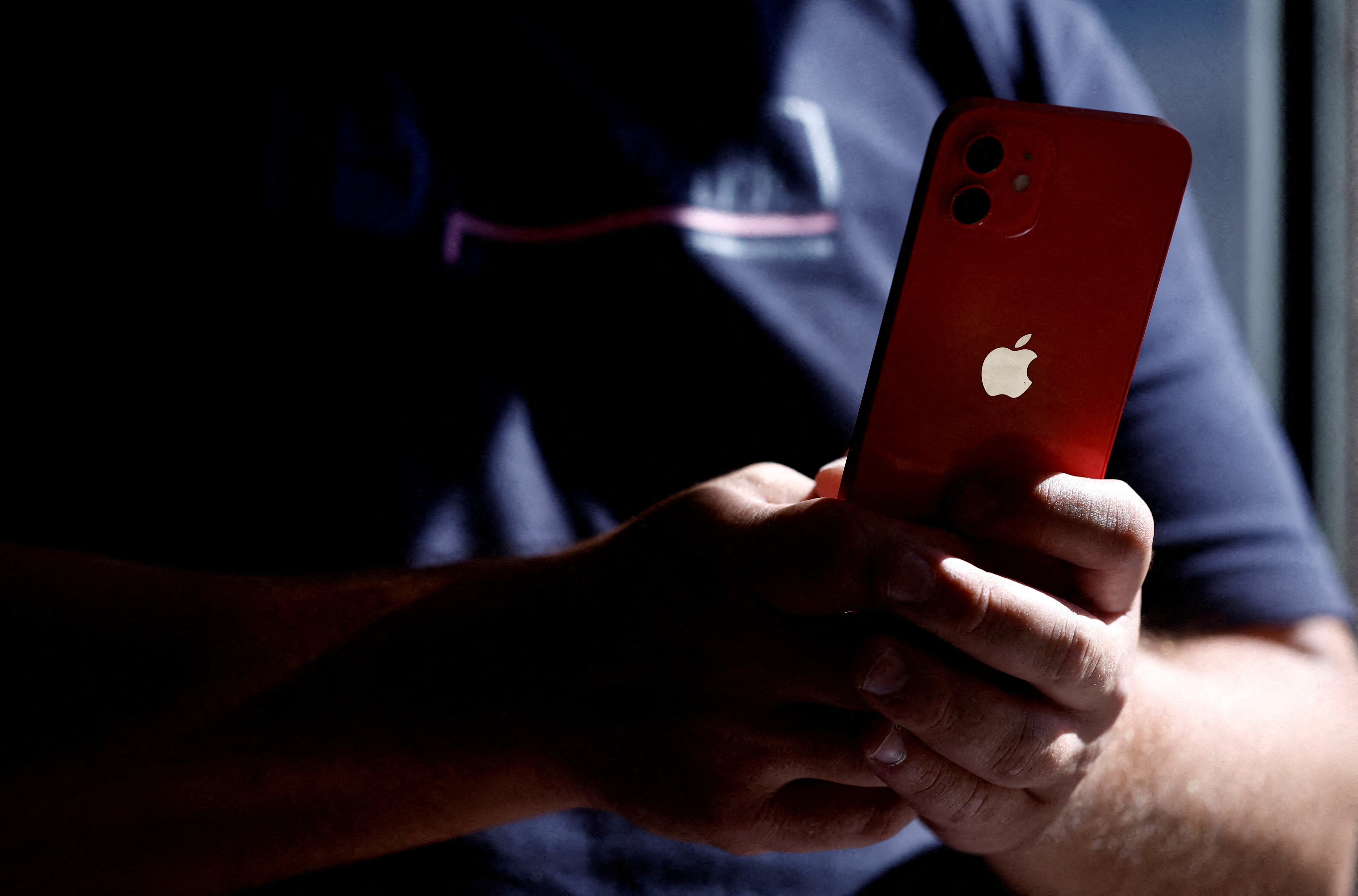 FILE PHOTO: Hombre on Iphone 12 | Crédito: REUTERS/Stephane Mahe/File Photo