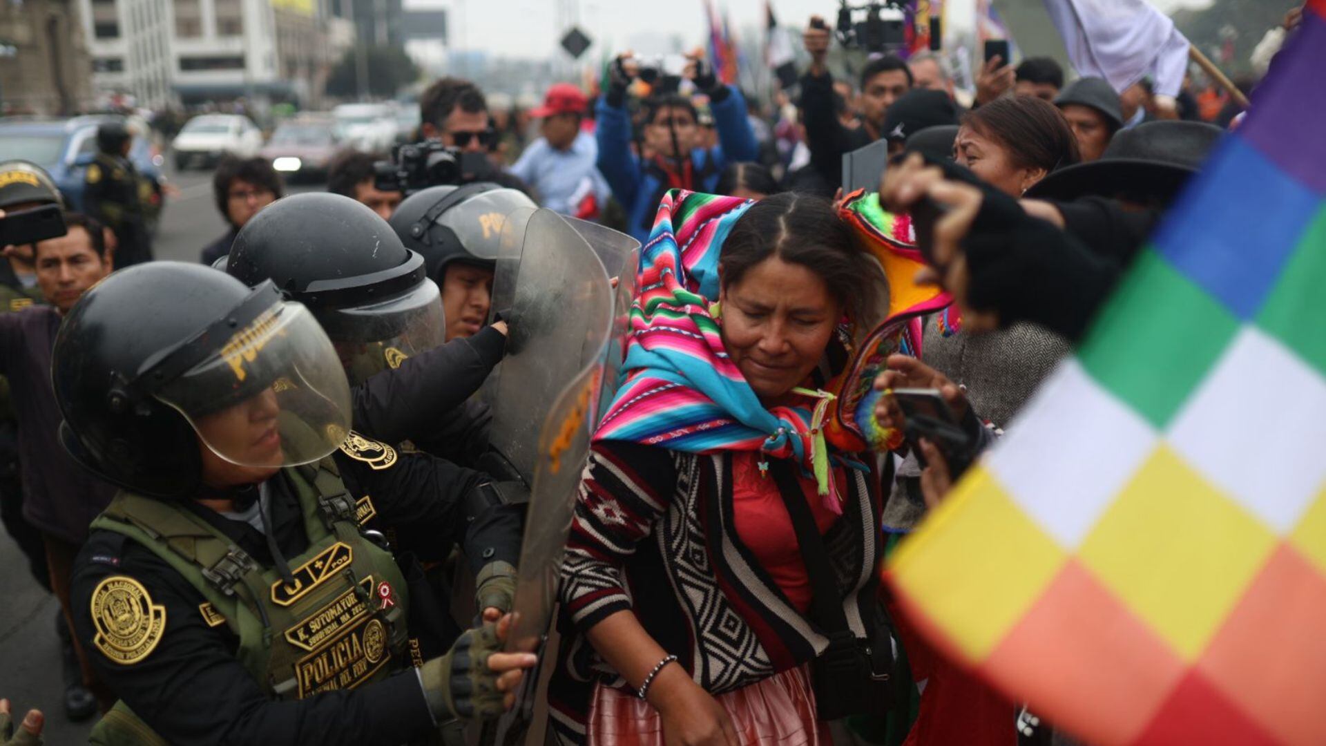 Policías impiden el avance de los manifestantes por la avenida Abancay