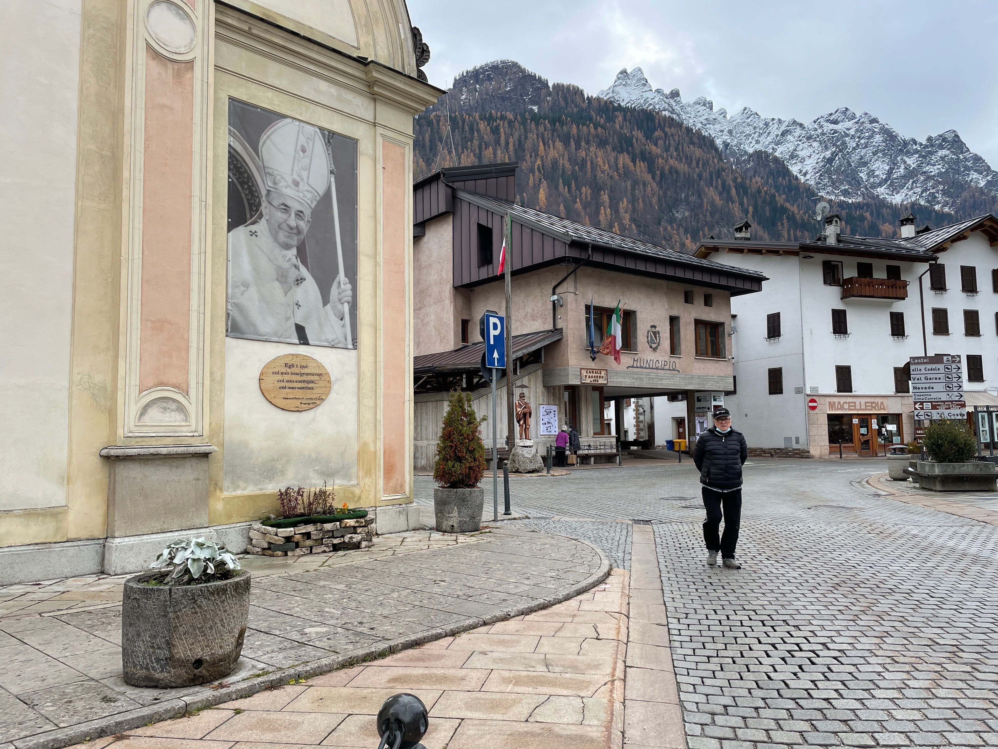 Una imagen de Juan Pablo I en una iglesia de su ciudad natal, Canale d'Agordo, Italia (Chico Harlan/The Washington Post)