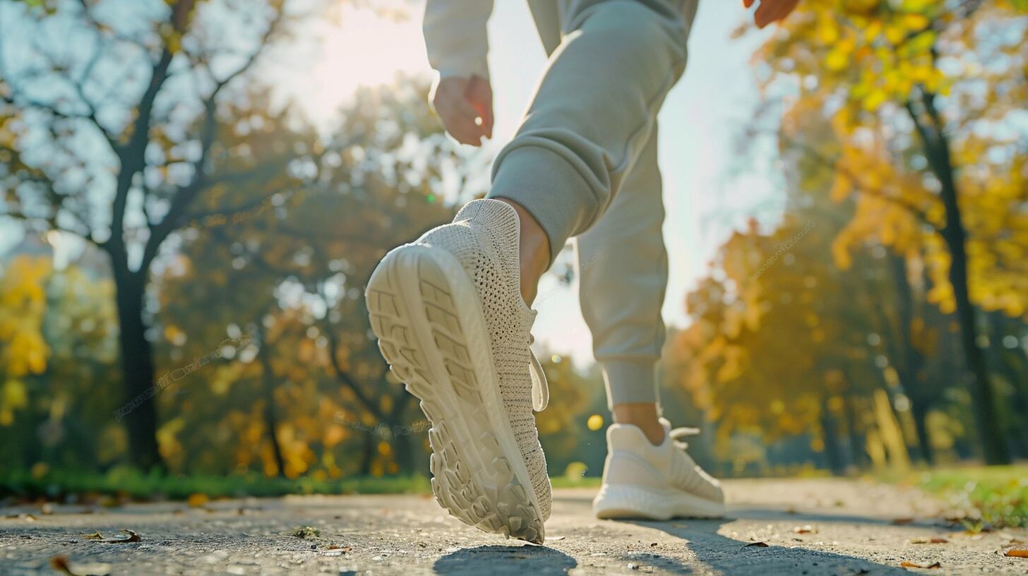 Detalle de calzado deportivo de un hombre joven en plena carrera por un sendero del parque, evidenciando su compromiso con un estilo de vida activo y saludable. Este primer plano representa el esfuerzo y la determinación por mantener un buen estado físico y mental, disfrutando del ejercicio en el contexto revitalizante del aire libre. (Imagen ilustrativa Infobae)