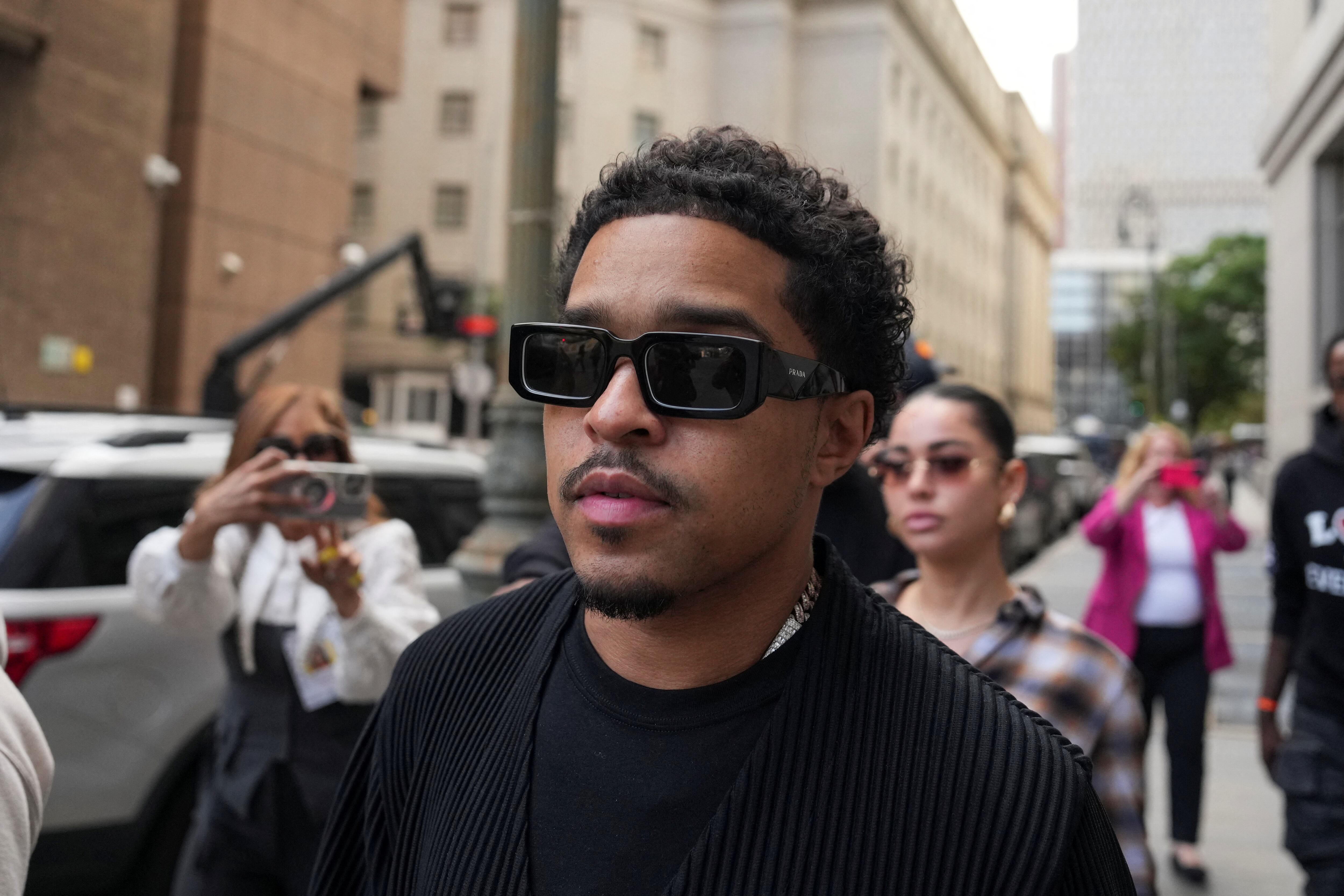 Justin Combs, uno de los hijos del músico, sale de los tribunales después de presenciar la audiencia en la que el juez le negó la fianza a su padre
September 17, 2024. REUTERS/David 'Dee' Delgado