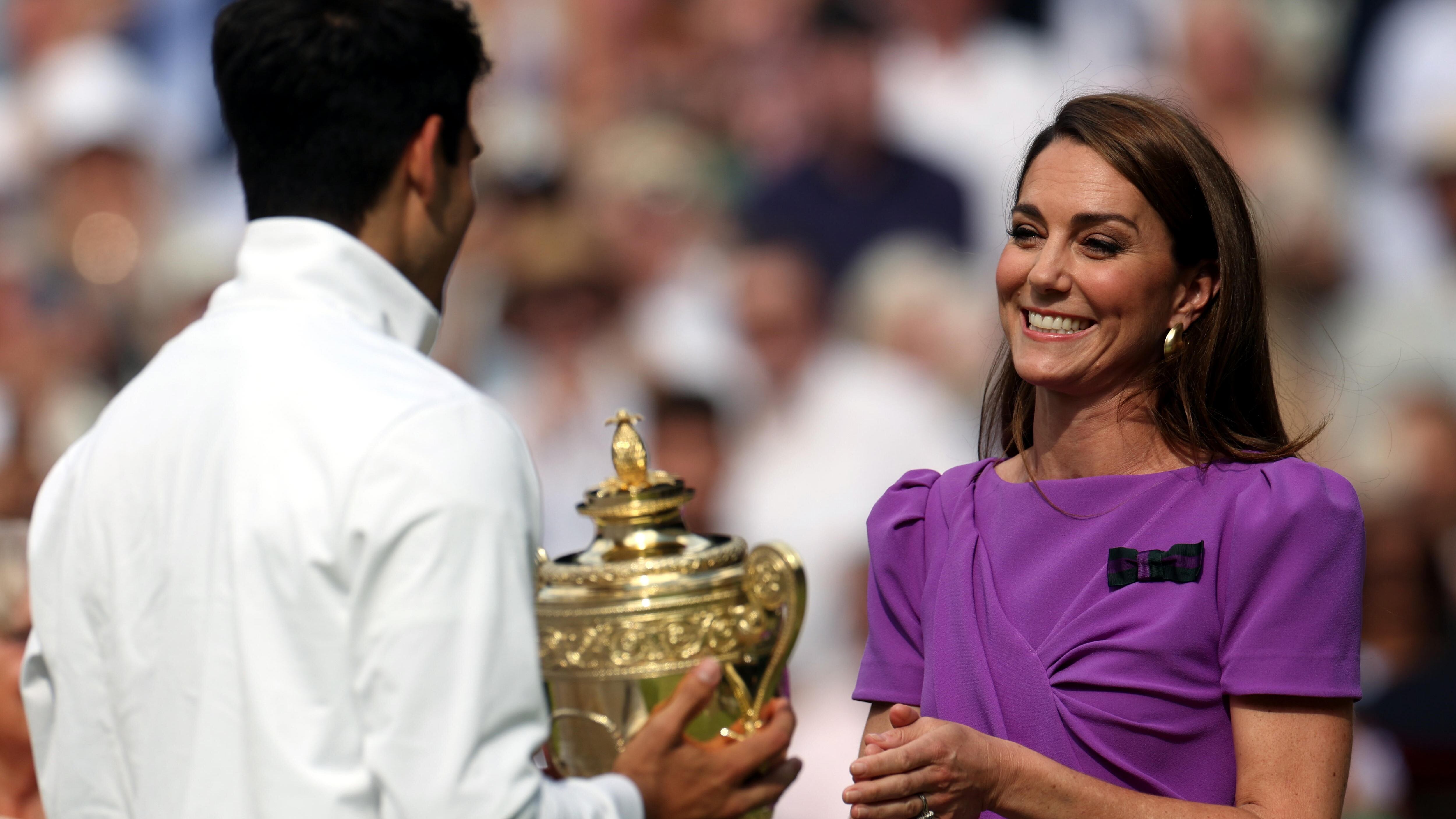 Kate Middleton, aún en tratamiento por cáncer, se presenta en eventos públicos como Wimbledon y mantienen el compromiso con sus deberes reales a pesar de los desafíos personales /EFE/EPA/NEIL HALL 