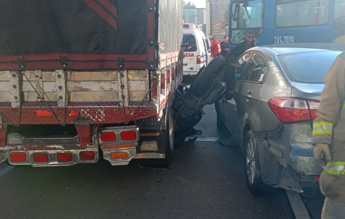 Una ambulancia se encuentra asignada y en camino al punto para atender al motero lesionado - crédito @BogotaTransito/X