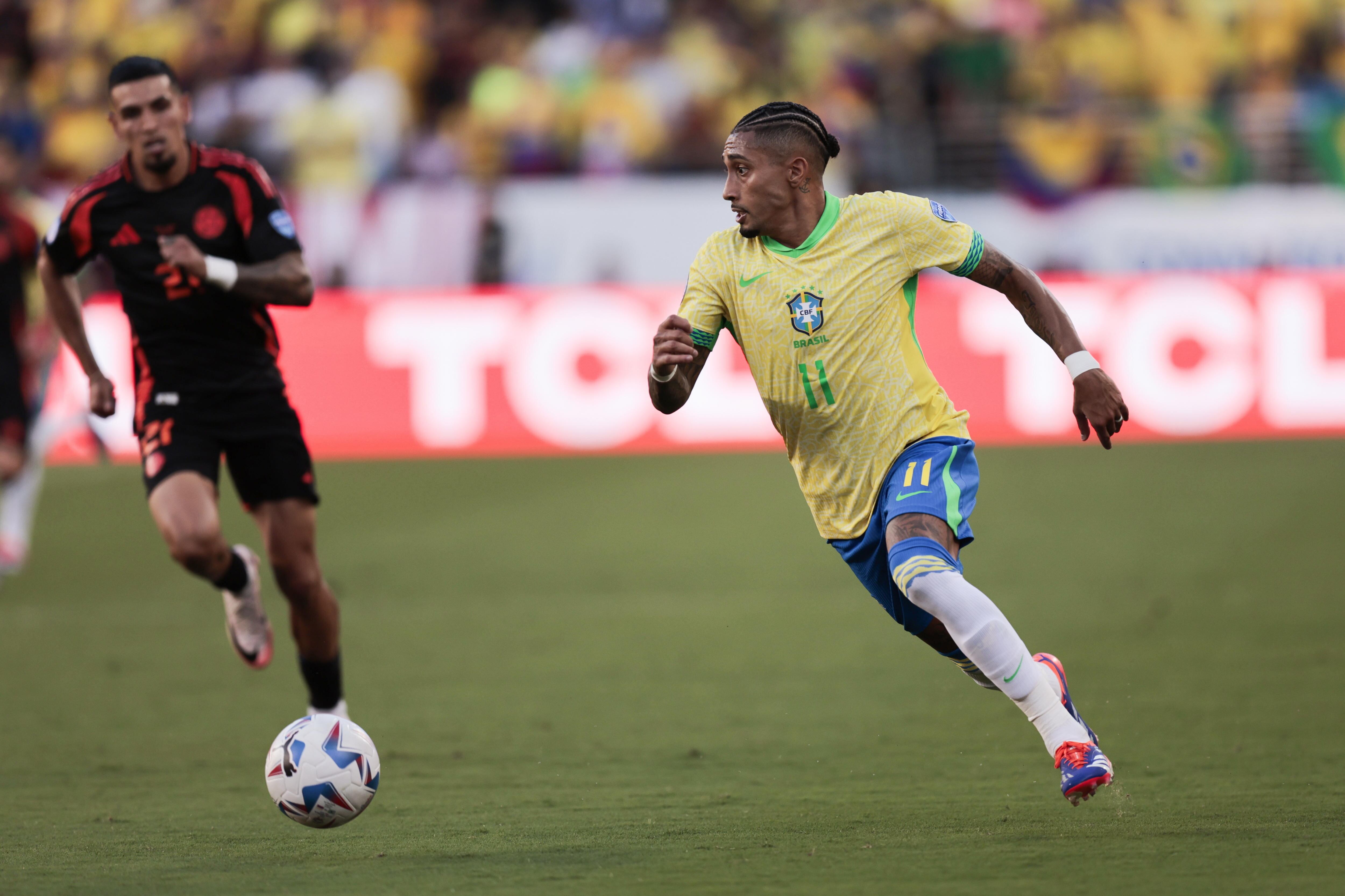 El delantero brasileño Raphinha (d) fue registrado el pasado 2 de julio la superar la marca del lateral colombiano Daniel Muñoz (i), durante el partido de cierre del grupo D de la Copa América 2024, en el Levi's Stadium de Santa Clara (California, EE.UU.) - crédito John G. Mabanglo/EFE
