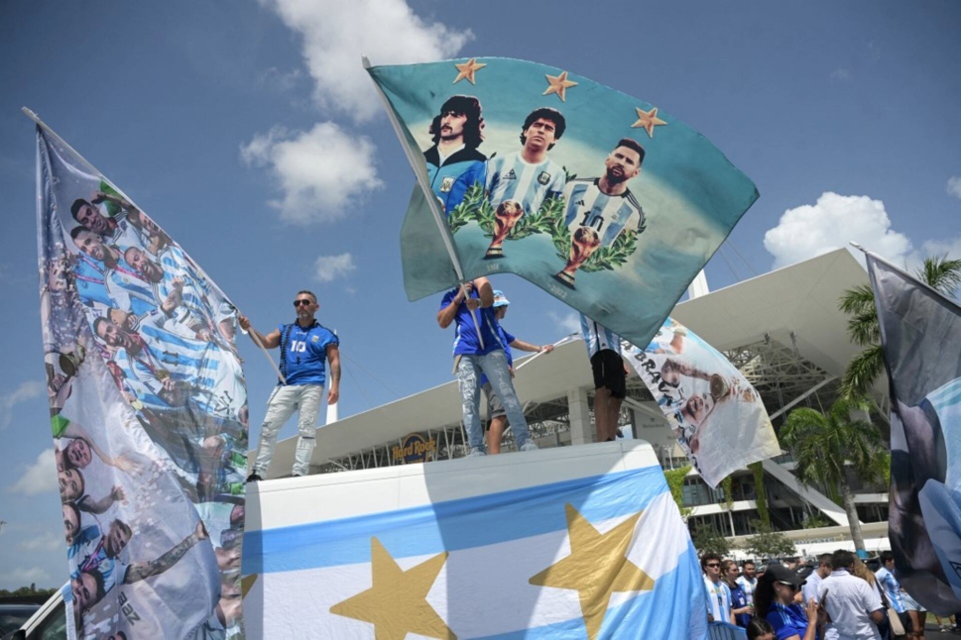 Copa América 2024 - Argentina Colombia -  Se abrieron las puertas del estadio y comenzaron a entrar los hinchas