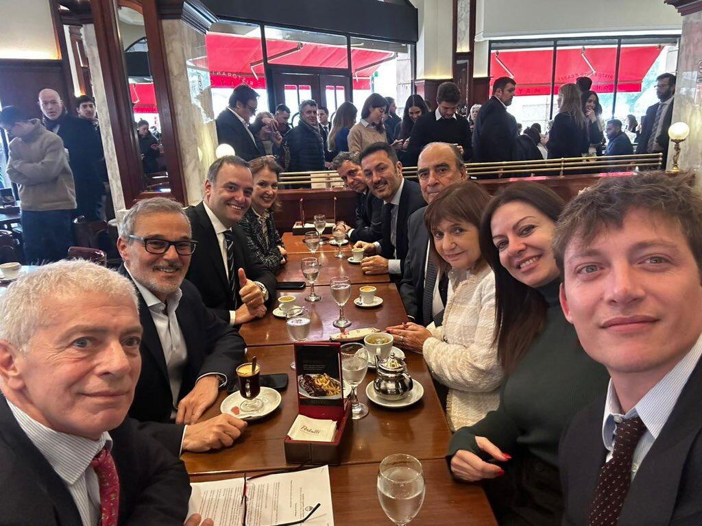 Foto Gabinete, Francos Adorni Bar Plaza De Mayo