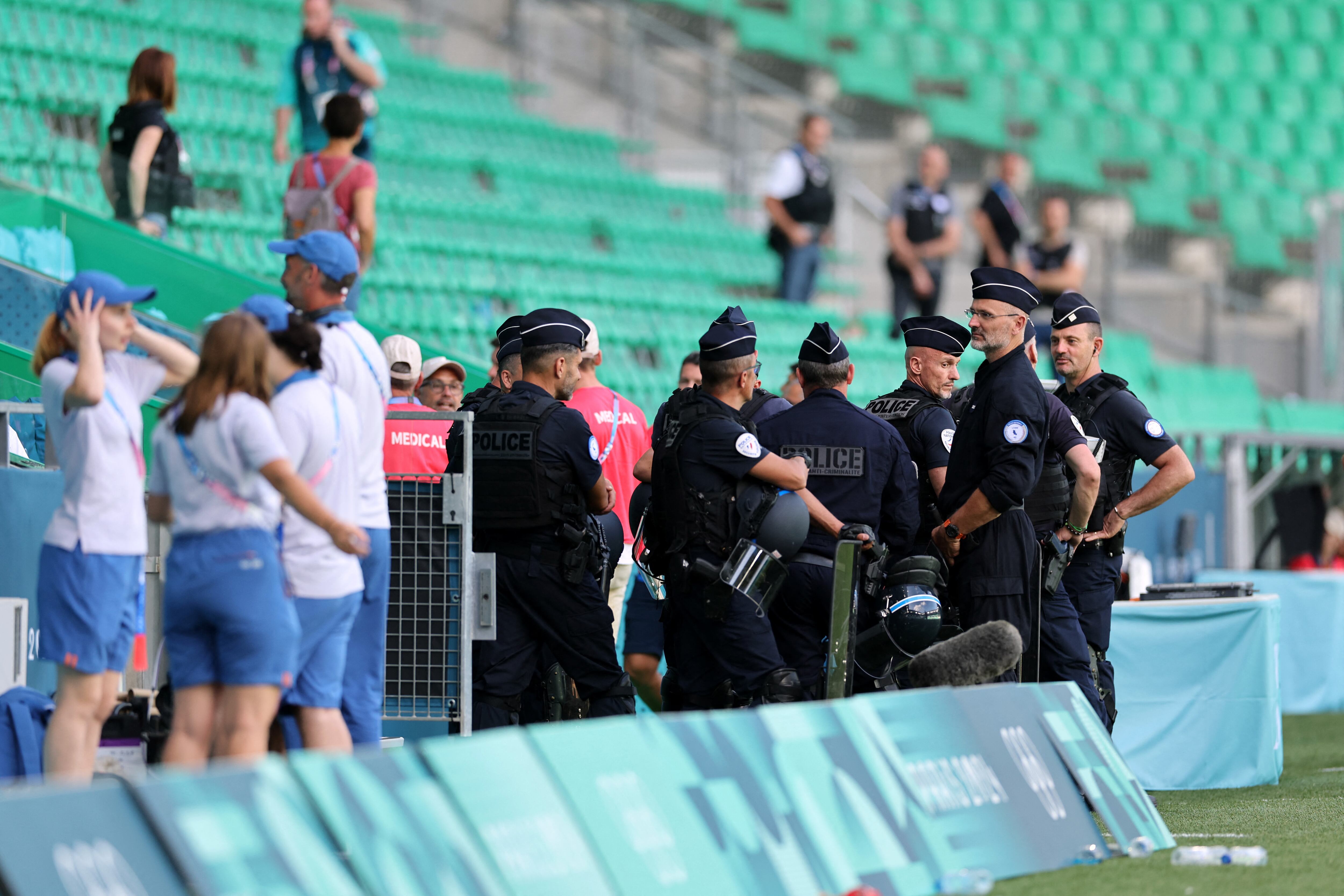 La policía presente en el estadio de Saint-Ettiene con el partido entre Argentina y Marruecos suspendido (REUTERS/Thaier Al-Sudani)