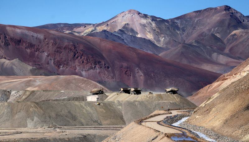 Camiones operan en la mina de oro de Veladero de Barrick Gold Corp en San Juan (Reuters)