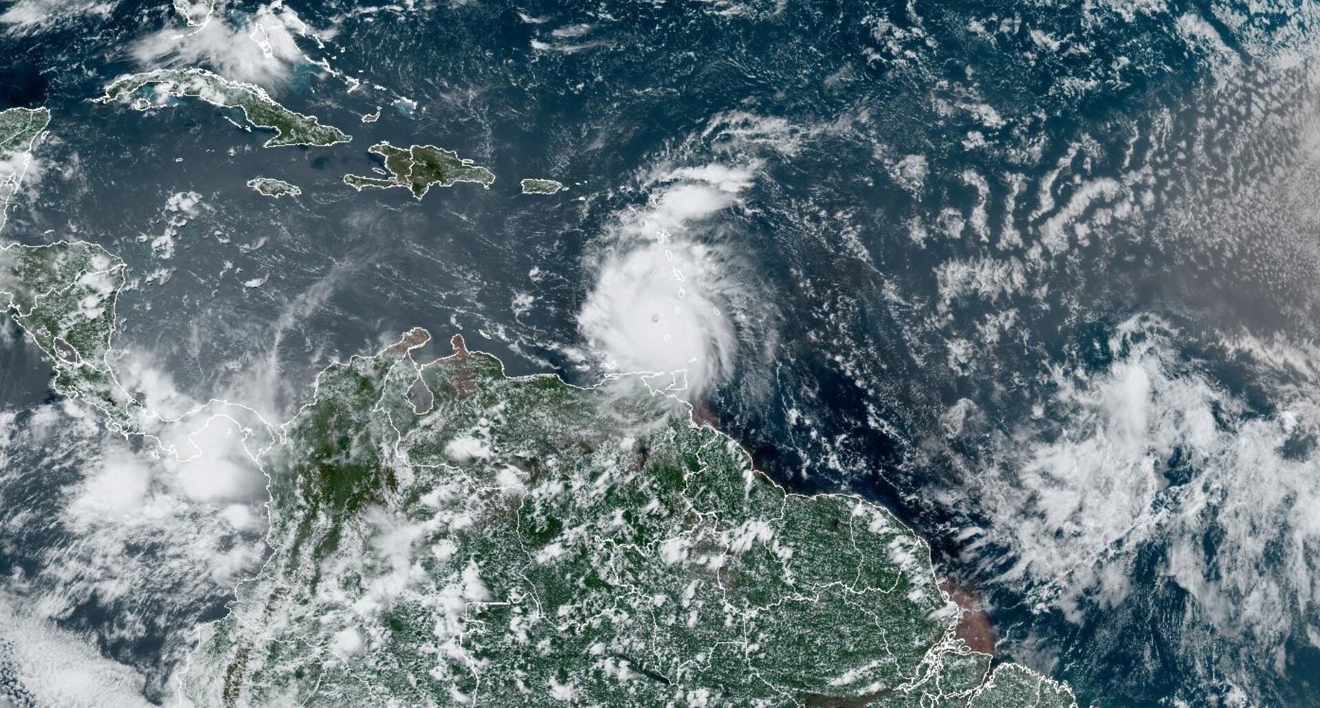 Vista satélite del huracán Beryl sobre las Antillas Menores, en el Mar Caribe