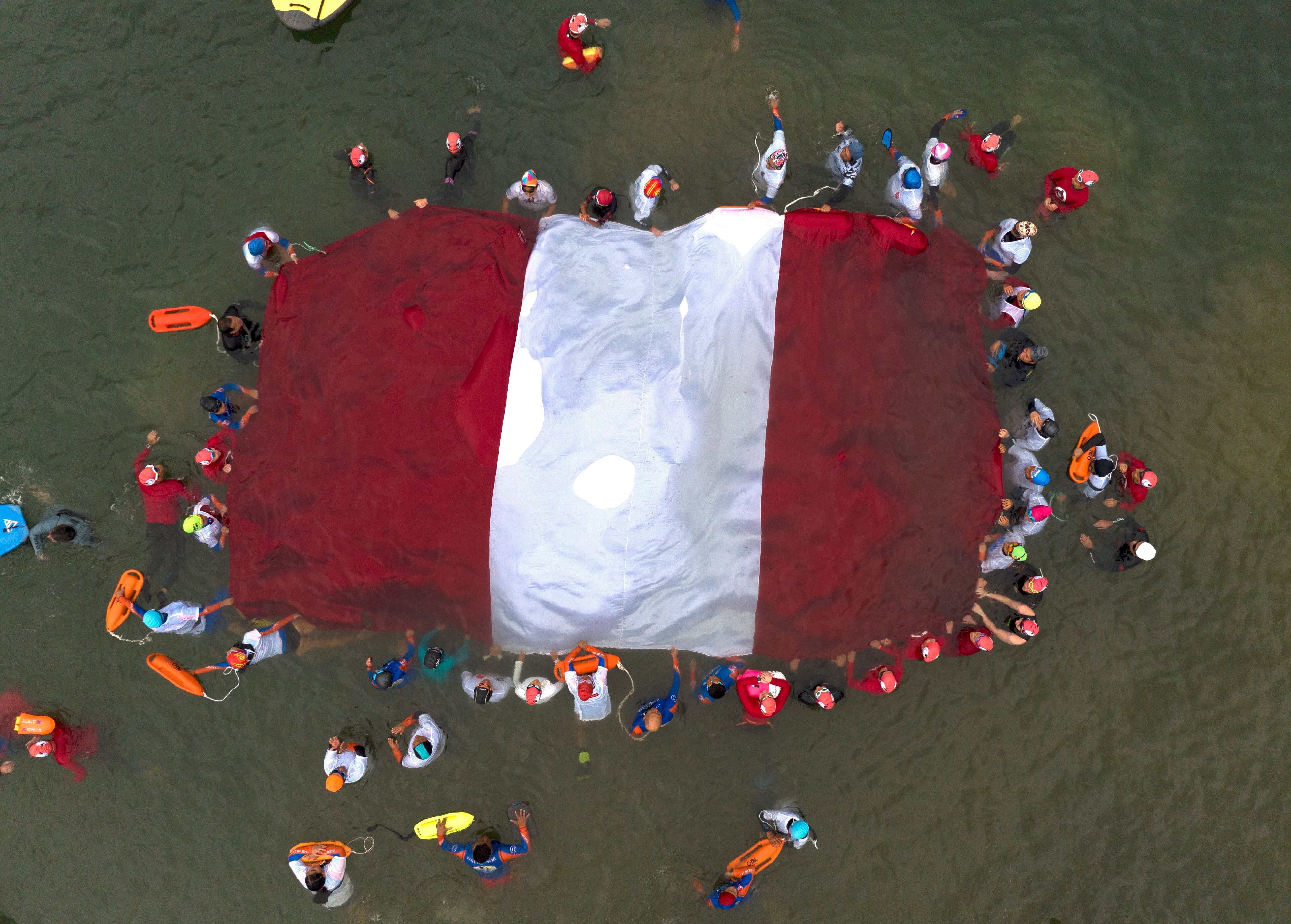 La bandera del Perú es un símbolo patrio. (AP Foto/Guadalupe Pardo)